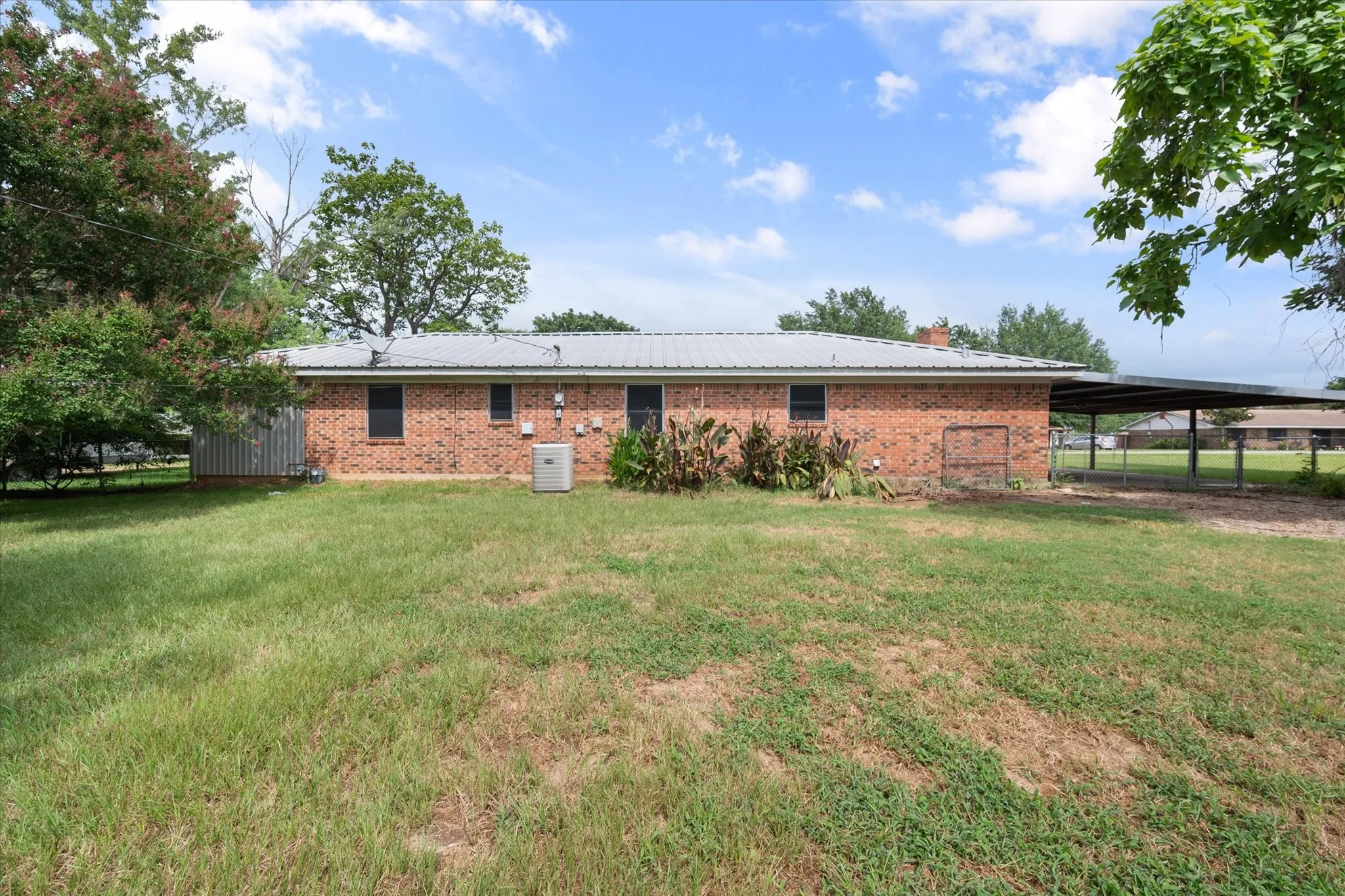Single Family Residence For Sale in Freestone County , 701 Kelly Street, Fairfield, Texas 75840, 3 Bedrooms, 2 Bathrooms, Garage spaces, 1,764 Sqft, built in 1978, Price $210,000, mls#21331350, Real Estate Agent in Fairfield, Homes For Sale in Freestone county, Homes For Sale in Fairfield, Realtor in Fairfield Texas, Real Estate Brokerage Independent Realty Texas, Luminita Cordes Realtor