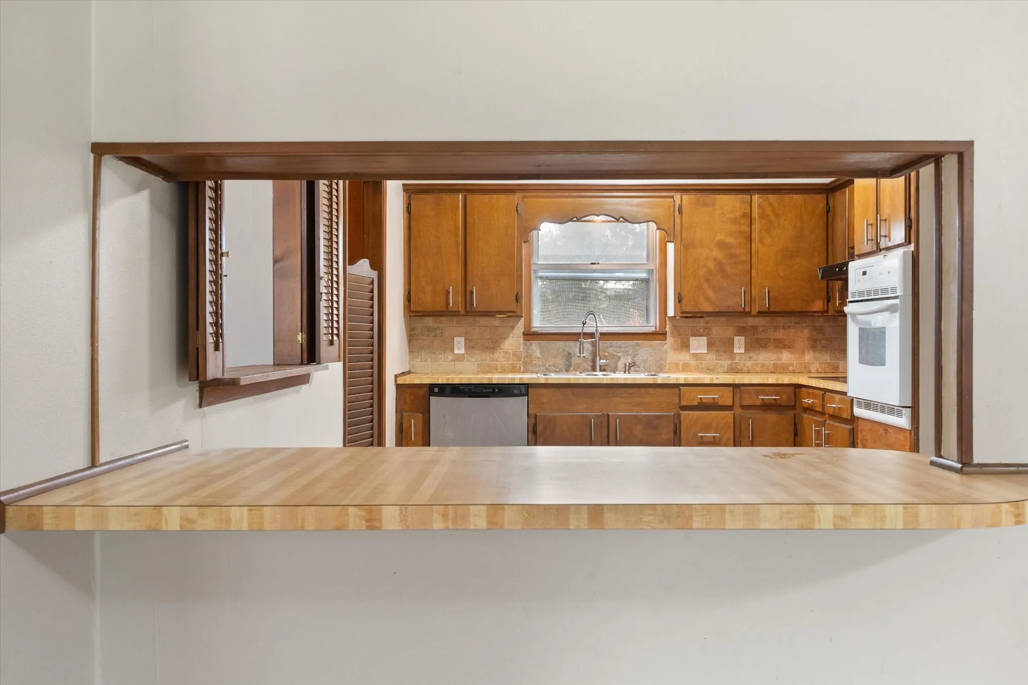 Single Family Residence For Sale in Freestone County , 701 Kelly Street, Fairfield, Texas 75840, 3 Bedrooms, 2 Bathrooms, Garage spaces, 1,764 Sqft, built in 1978, Price $210,000, mls#21331350, Real Estate Agent in Fairfield, Homes For Sale in Freestone county, Homes For Sale in Fairfield, Realtor in Fairfield Texas, Real Estate Brokerage Independent Realty Texas, Luminita Cordes Realtor