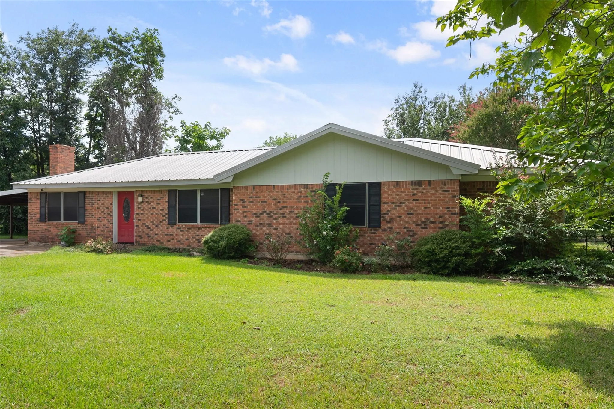 Single Family Residence For Sale in Freestone County , 701 Kelly Street, Fairfield, Texas 75840, 3 Bedrooms, 2 Bathrooms, Garage spaces, 1,764 Sqft, built in 1978, Price $210,000, mls#21331350, Real Estate Agent in Fairfield, Homes For Sale in Freestone county, Homes For Sale in Fairfield, Realtor in Fairfield Texas, Real Estate Brokerage Independent Realty Texas, Luminita Cordes Realtor