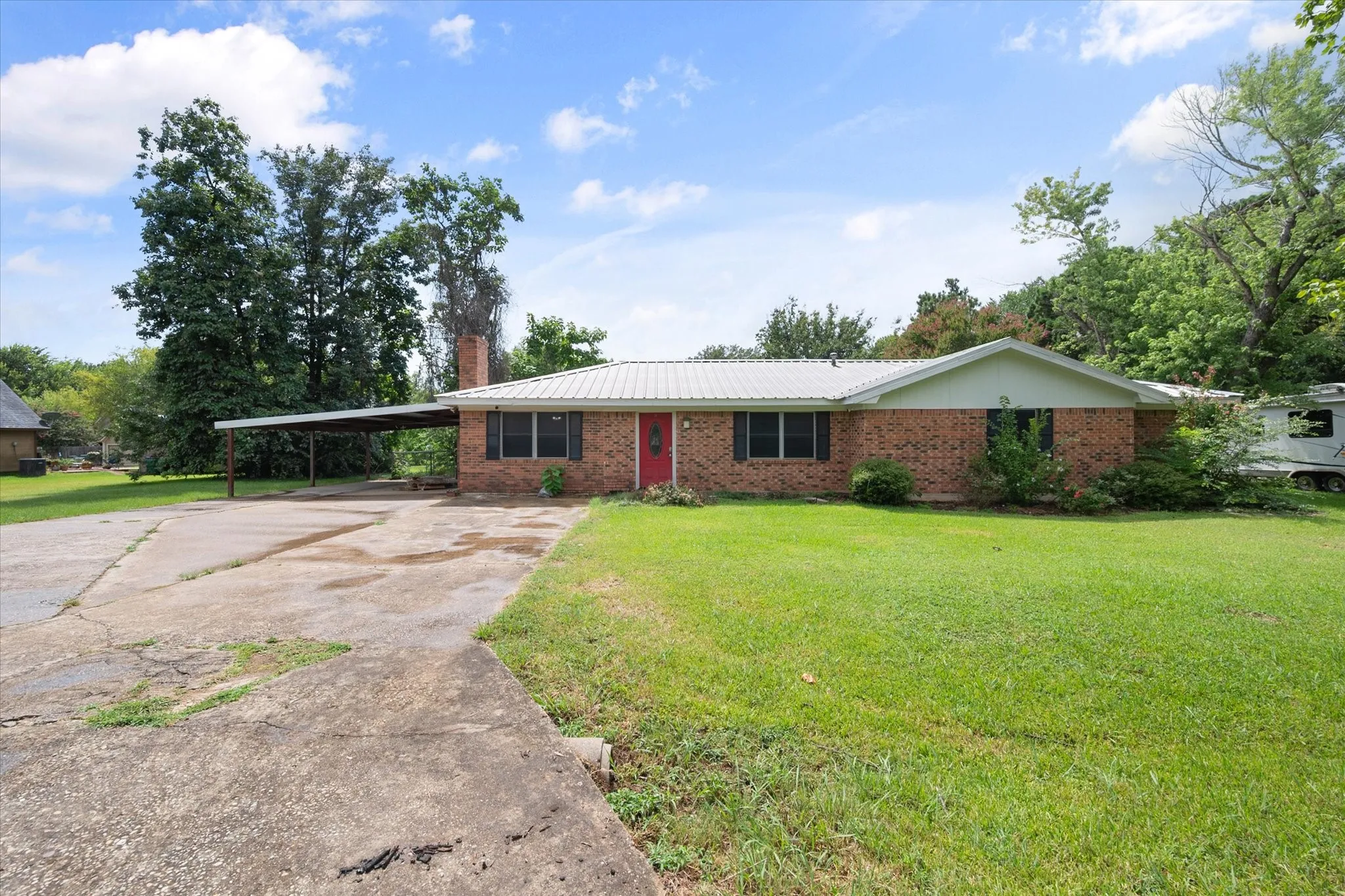 Single Family Residence For Sale in Freestone County , 701 Kelly Street, Fairfield, Texas 75840, 3 Bedrooms, 2 Bathrooms, Garage spaces, 1,764 Sqft, built in 1978, Price $210,000, mls#21331350, Real Estate Agent in Fairfield, Homes For Sale in Freestone county, Homes For Sale in Fairfield, Realtor in Fairfield Texas, Real Estate Brokerage Independent Realty Texas, Luminita Cordes Realtor