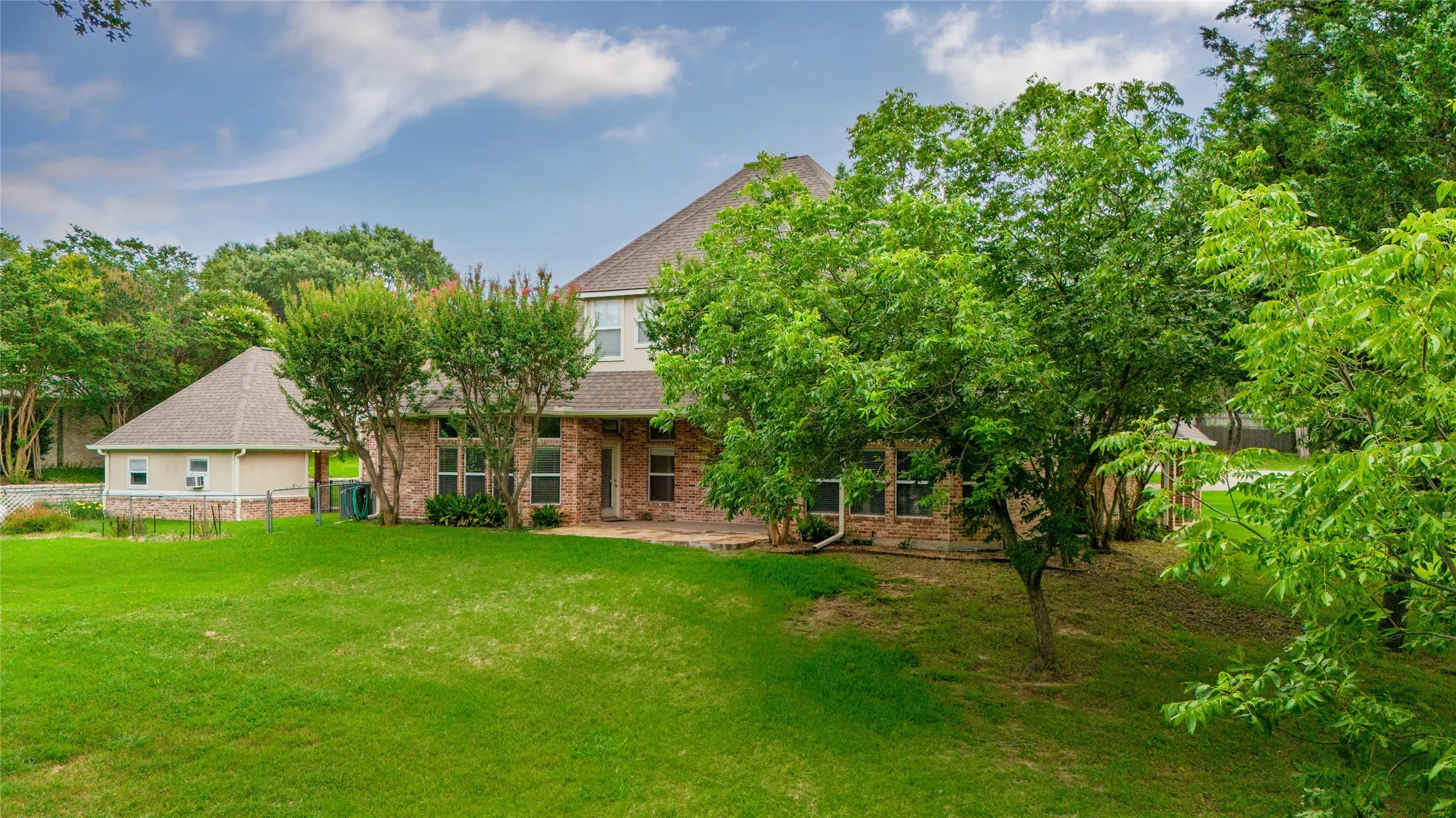 Single Family Residence For Sale in Parker County , 1917 Woodland Hills Lane, Weatherford, Texas 76087, 4 Bedroom, 4 Bathroom, 3 Garage spaces, 4,342 Sqft, built in 1996, mls#21314659, Real Estate Agent in Weatherford, Homes For Sale in Parker county, Homes For Sale in Weatherford, Realtor in Weatherford Texas, Real Estate Brokerage Independent Realty Texas, Luminita Cordes Realtor