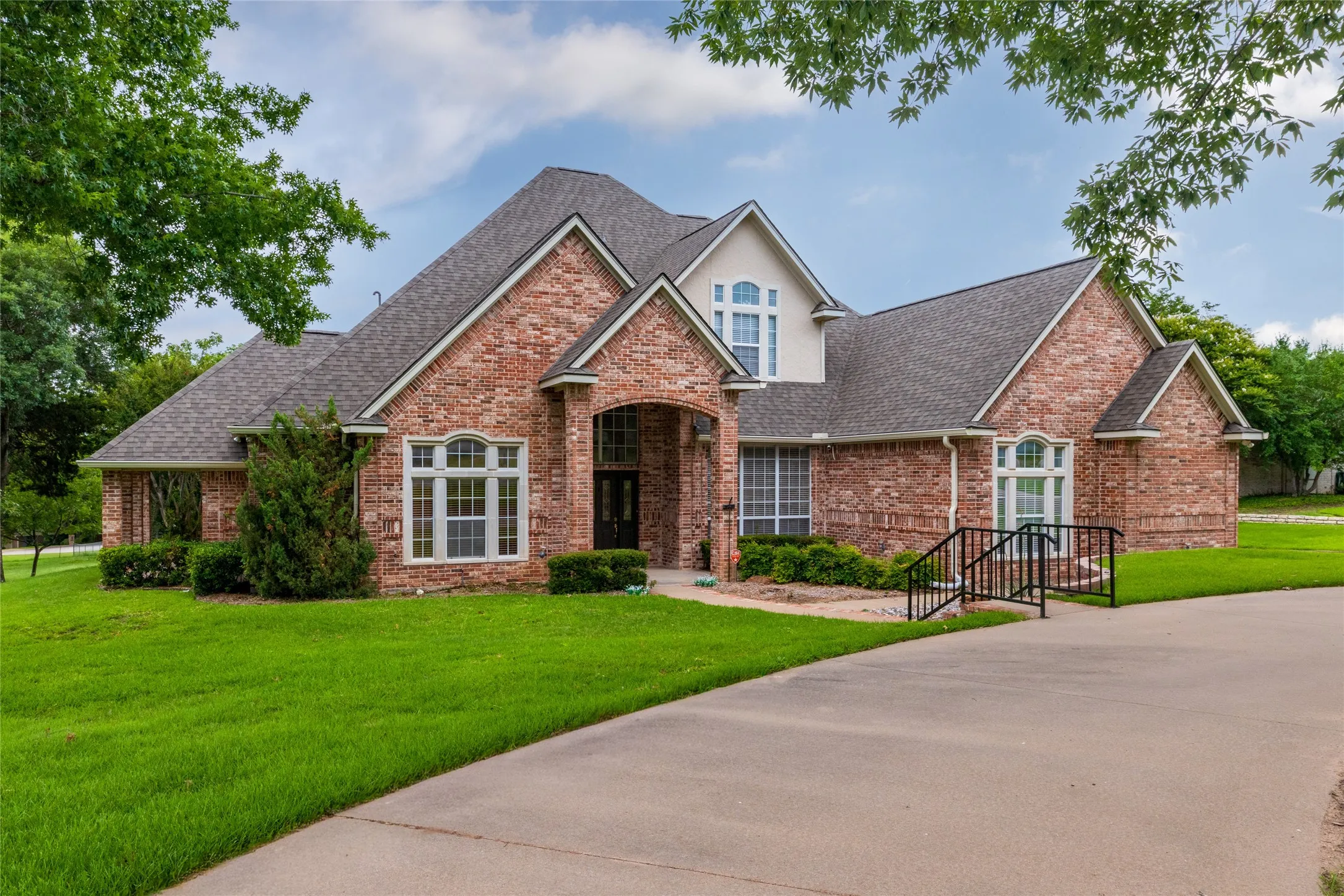 Single Family Residence For Sale in Parker County , 1917 Woodland Hills Lane, Weatherford, Texas 76087, 4 Bedroom, 4 Bathroom, 3 Garage spaces, 4,342 Sqft, built in 1996, mls#21314659, Real Estate Agent in Weatherford, Homes For Sale in Parker county, Homes For Sale in Weatherford, Realtor in Weatherford Texas, Real Estate Brokerage Independent Realty Texas, Luminita Cordes Realtor
