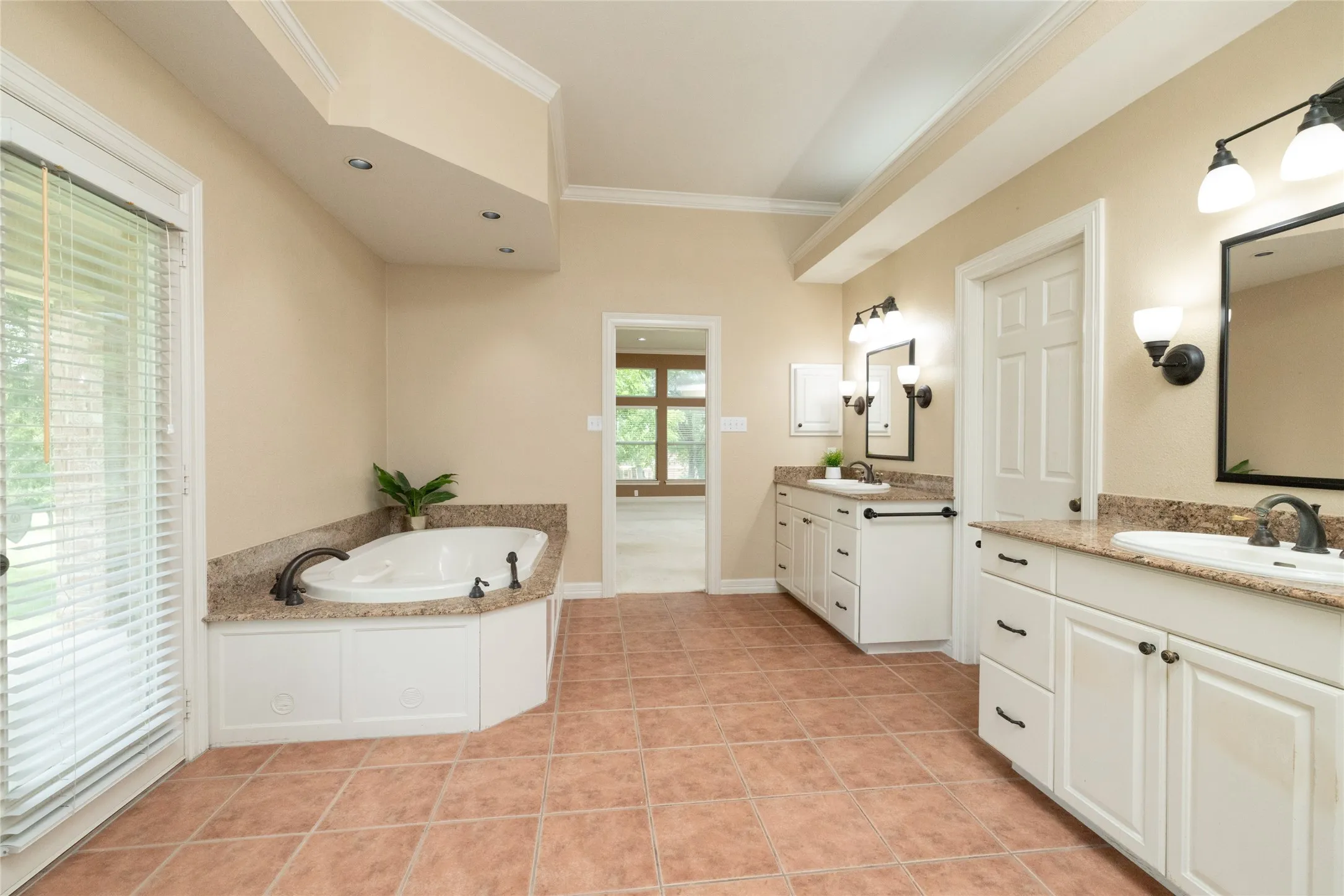 Single Family Residence For Sale in Parker County , 1917 Woodland Hills Lane, Weatherford, Texas 76087, 4 Bedroom, 4 Bathroom, 3 Garage spaces, 4,342 Sqft, built in 1996, mls#21314659, Real Estate Agent in Weatherford, Homes For Sale in Parker county, Homes For Sale in Weatherford, Realtor in Weatherford Texas, Real Estate Brokerage Independent Realty Texas, Luminita Cordes Realtor