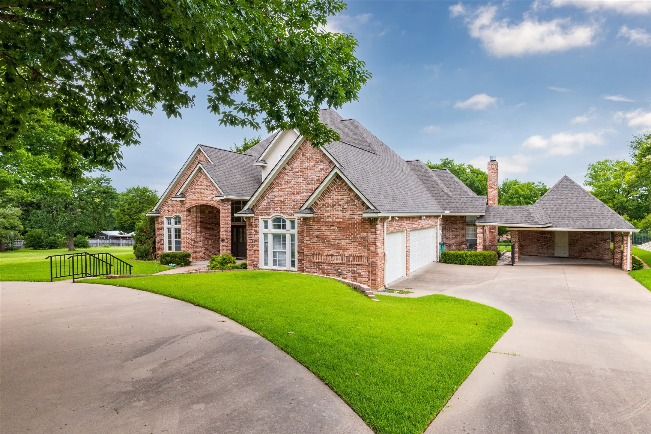 Single Family Residence For Sale in Parker County , 1917 Woodland Hills Lane, Weatherford, Texas 76087, 4 Bedroom, 4 Bathroom, 3 Garage spaces, 4,342 Sqft, built in 1996, mls#21314659, Real Estate Agent in Weatherford, Homes For Sale in Parker county, Homes For Sale in Weatherford, Realtor in Weatherford Texas, Real Estate Brokerage Independent Realty Texas, Luminita Cordes Realtor