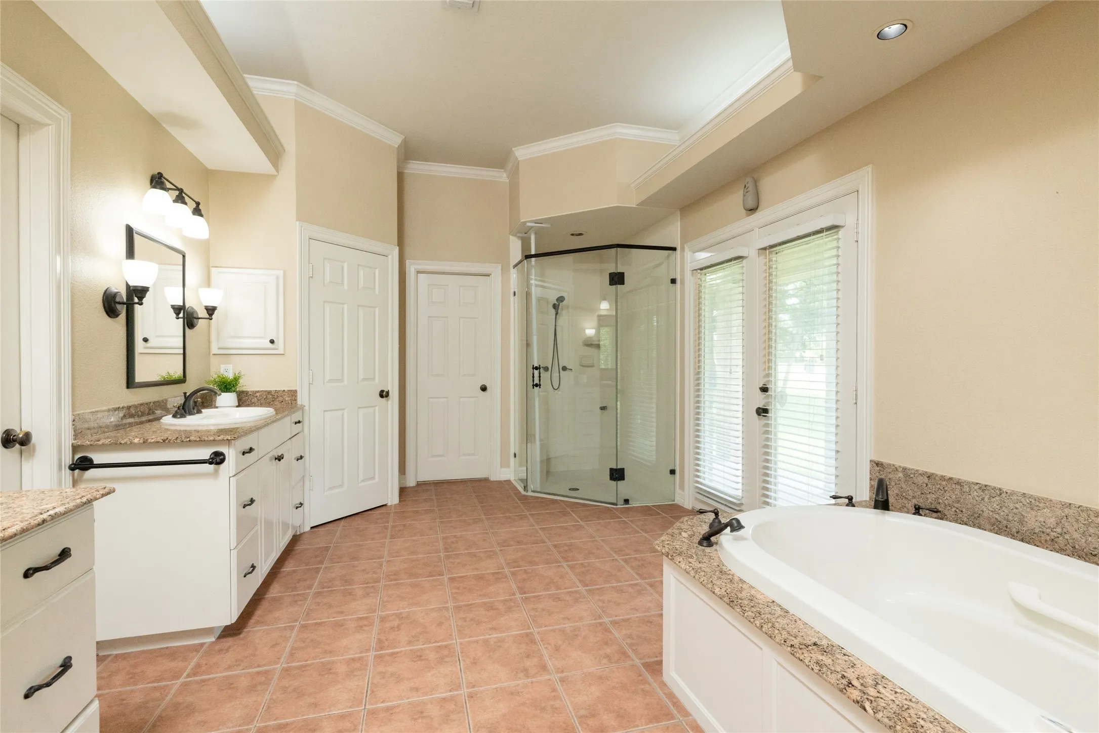 Single Family Residence For Sale in Parker County , 1917 Woodland Hills Lane, Weatherford, Texas 76087, 4 Bedroom, 4 Bathroom, 3 Garage spaces, 4,342 Sqft, built in 1996, mls#21314659, Real Estate Agent in Weatherford, Homes For Sale in Parker county, Homes For Sale in Weatherford, Realtor in Weatherford Texas, Real Estate Brokerage Independent Realty Texas, Luminita Cordes Realtor