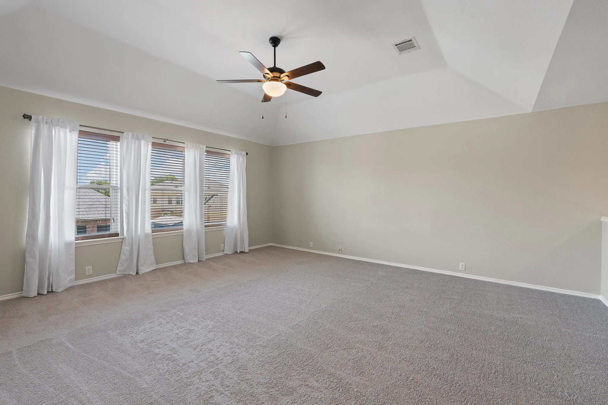 Single Family Residence For Sale in Tarrant County , 2814 Saint Maria Drive, Mansfield, Texas 76063, 4 Bedroom, 4 Bathroom, 3 Garage spaces, 3,514 Sqft, built in 2002, mls#21334085, Real Estate Agent in Mansfield, Homes For Sale in Tarrant county, Homes For Sale in Mansfield, Realtor in Mansfield Texas, Real Estate Brokerage Independent Realty Texas, Luminita Cordes Realtor