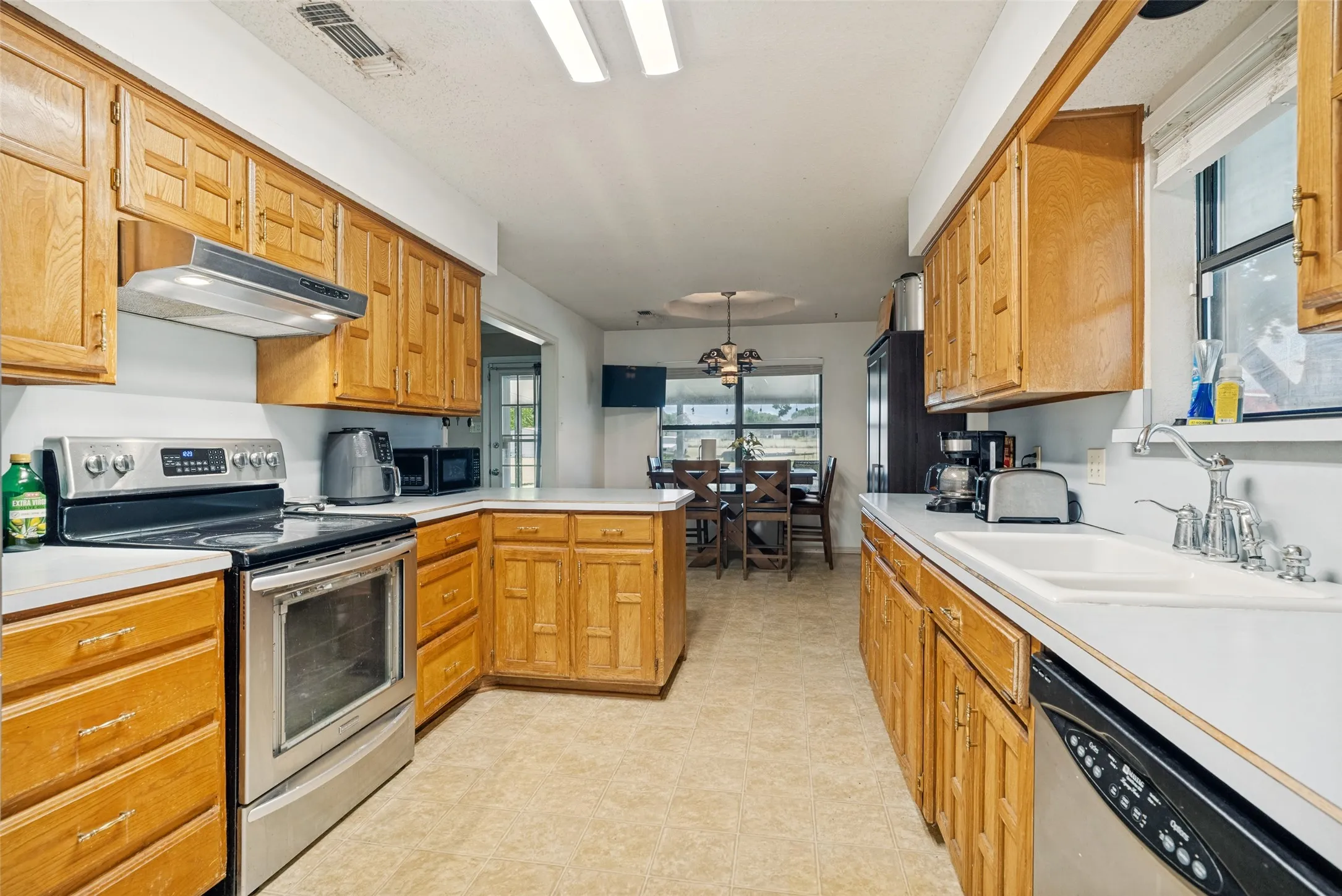Single Family Residence For Sale in Johnson County , 2705 County Road 920, Crowley, Texas 76036, 3 Bedroom, 2 Bathroom, 2 Garage spaces, 2,131 Sqft, built in 1986, mls#21329505, Real Estate Agent in Crowley, Homes For Sale in Johnson county, Homes For Sale in Crowley, Realtor in Crowley Texas, Real Estate Brokerage Independent Realty Texas, Luminita Cordes Realtor