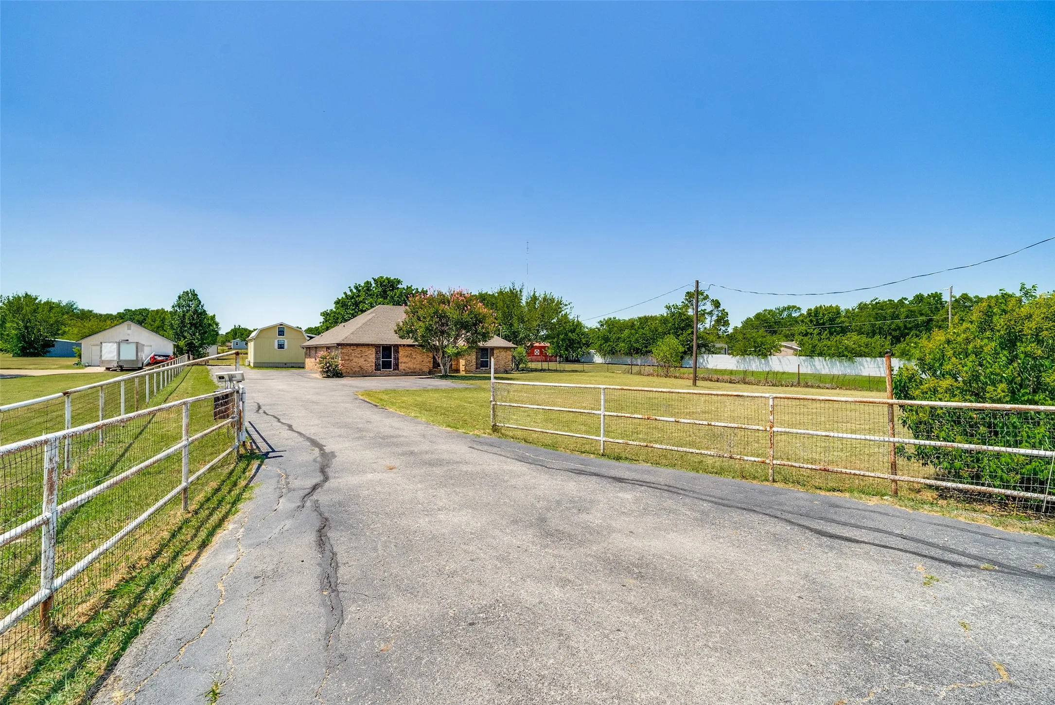 Single Family Residence For Sale in Johnson County , 2705 County Road 920, Crowley, Texas 76036, 3 Bedroom, 2 Bathroom, 2 Garage spaces, 2,131 Sqft, built in 1986, mls#21329505, Real Estate Agent in Crowley, Homes For Sale in Johnson county, Homes For Sale in Crowley, Realtor in Crowley Texas, Real Estate Brokerage Independent Realty Texas, Luminita Cordes Realtor