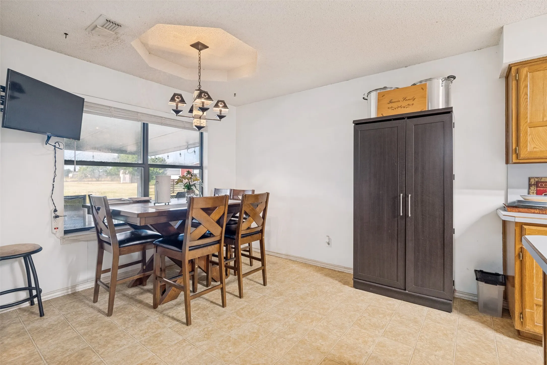 Single Family Residence For Sale in Johnson County , 2705 County Road 920, Crowley, Texas 76036, 3 Bedroom, 2 Bathroom, 2 Garage spaces, 2,131 Sqft, built in 1986, mls#21329505, Real Estate Agent in Crowley, Homes For Sale in Johnson county, Homes For Sale in Crowley, Realtor in Crowley Texas, Real Estate Brokerage Independent Realty Texas, Luminita Cordes Realtor