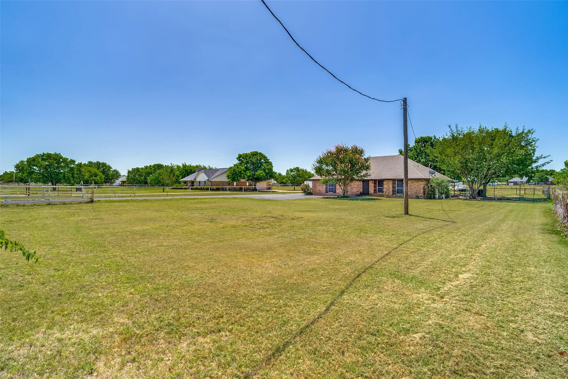 Single Family Residence For Sale in Johnson County , 2705 County Road 920, Crowley, Texas 76036, 3 Bedroom, 2 Bathroom, 2 Garage spaces, 2,131 Sqft, built in 1986, mls#21329505, Real Estate Agent in Crowley, Homes For Sale in Johnson county, Homes For Sale in Crowley, Realtor in Crowley Texas, Real Estate Brokerage Independent Realty Texas, Luminita Cordes Realtor