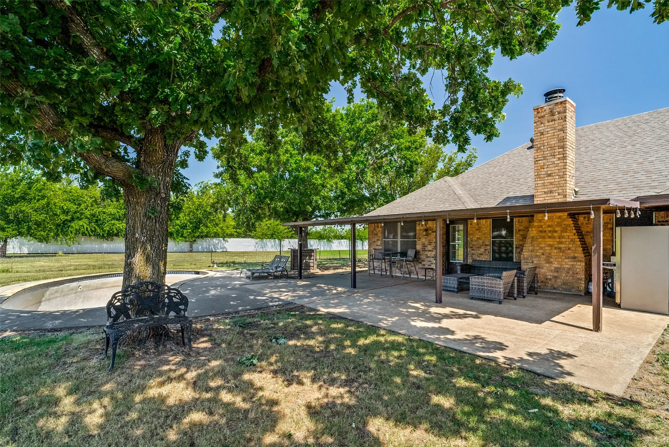 Single Family Residence For Sale in Johnson County , 2705 County Road 920, Crowley, Texas 76036, 3 Bedroom, 2 Bathroom, 2 Garage spaces, 2,131 Sqft, built in 1986, mls#21329505, Real Estate Agent in Crowley, Homes For Sale in Johnson county, Homes For Sale in Crowley, Realtor in Crowley Texas, Real Estate Brokerage Independent Realty Texas, Luminita Cordes Realtor