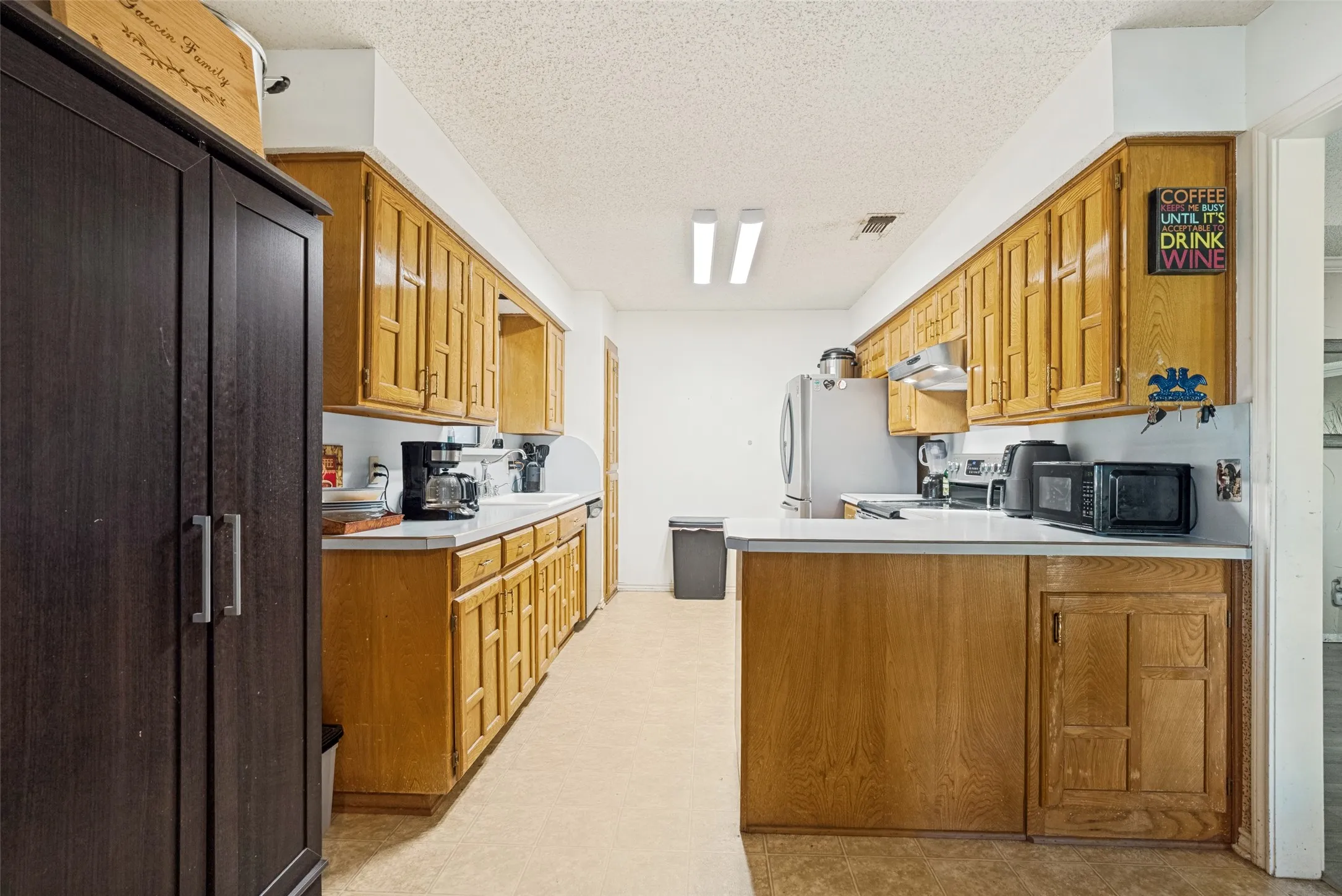 Single Family Residence For Sale in Johnson County , 2705 County Road 920, Crowley, Texas 76036, 3 Bedroom, 2 Bathroom, 2 Garage spaces, 2,131 Sqft, built in 1986, mls#21329505, Real Estate Agent in Crowley, Homes For Sale in Johnson county, Homes For Sale in Crowley, Realtor in Crowley Texas, Real Estate Brokerage Independent Realty Texas, Luminita Cordes Realtor