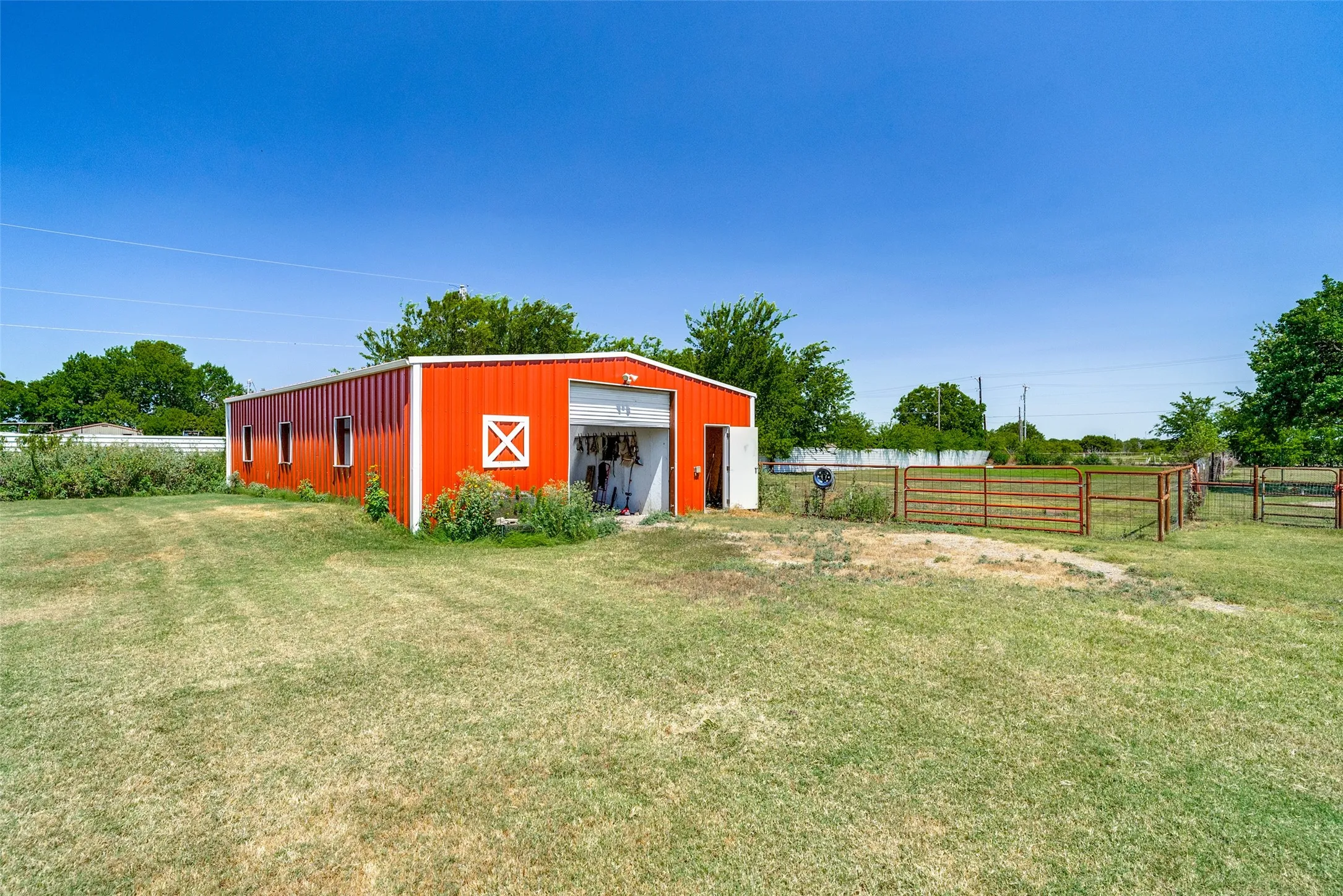 Single Family Residence For Sale in Johnson County , 2705 County Road 920, Crowley, Texas 76036, 3 Bedroom, 2 Bathroom, 2 Garage spaces, 2,131 Sqft, built in 1986, mls#21329505, Real Estate Agent in Crowley, Homes For Sale in Johnson county, Homes For Sale in Crowley, Realtor in Crowley Texas, Real Estate Brokerage Independent Realty Texas, Luminita Cordes Realtor