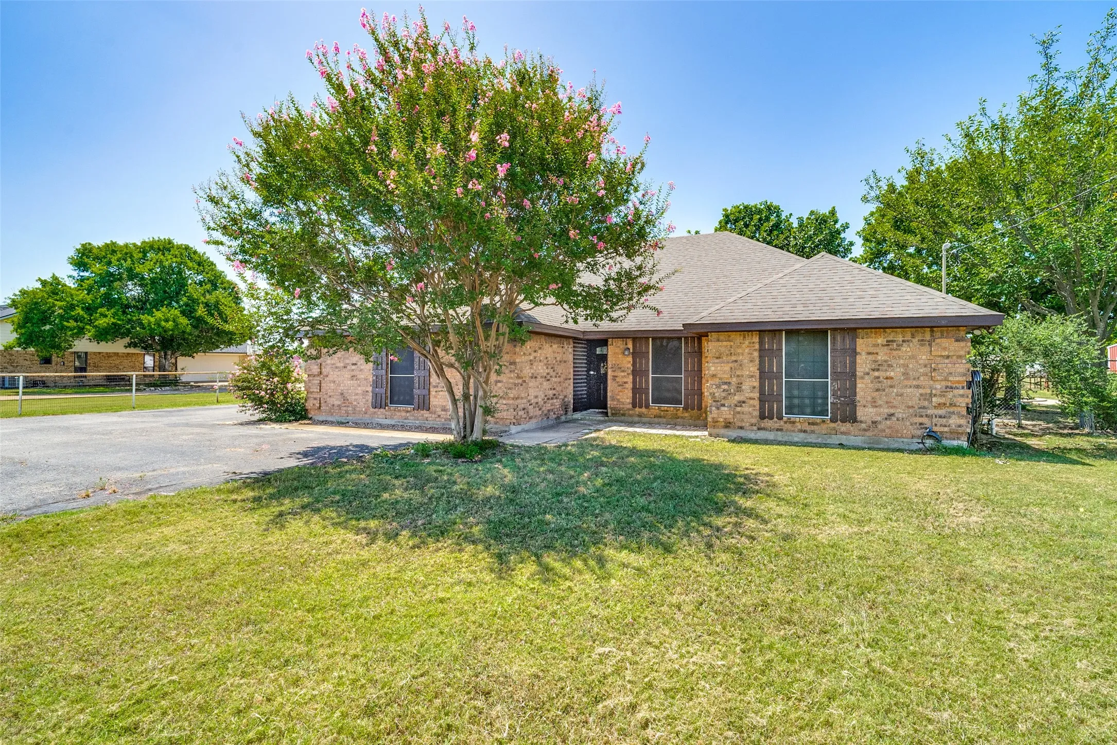 Single Family Residence For Sale in Johnson County , 2705 County Road 920, Crowley, Texas 76036, 3 Bedroom, 2 Bathroom, 2 Garage spaces, 2,131 Sqft, built in 1986, mls#21329505, Real Estate Agent in Crowley, Homes For Sale in Johnson county, Homes For Sale in Crowley, Realtor in Crowley Texas, Real Estate Brokerage Independent Realty Texas, Luminita Cordes Realtor