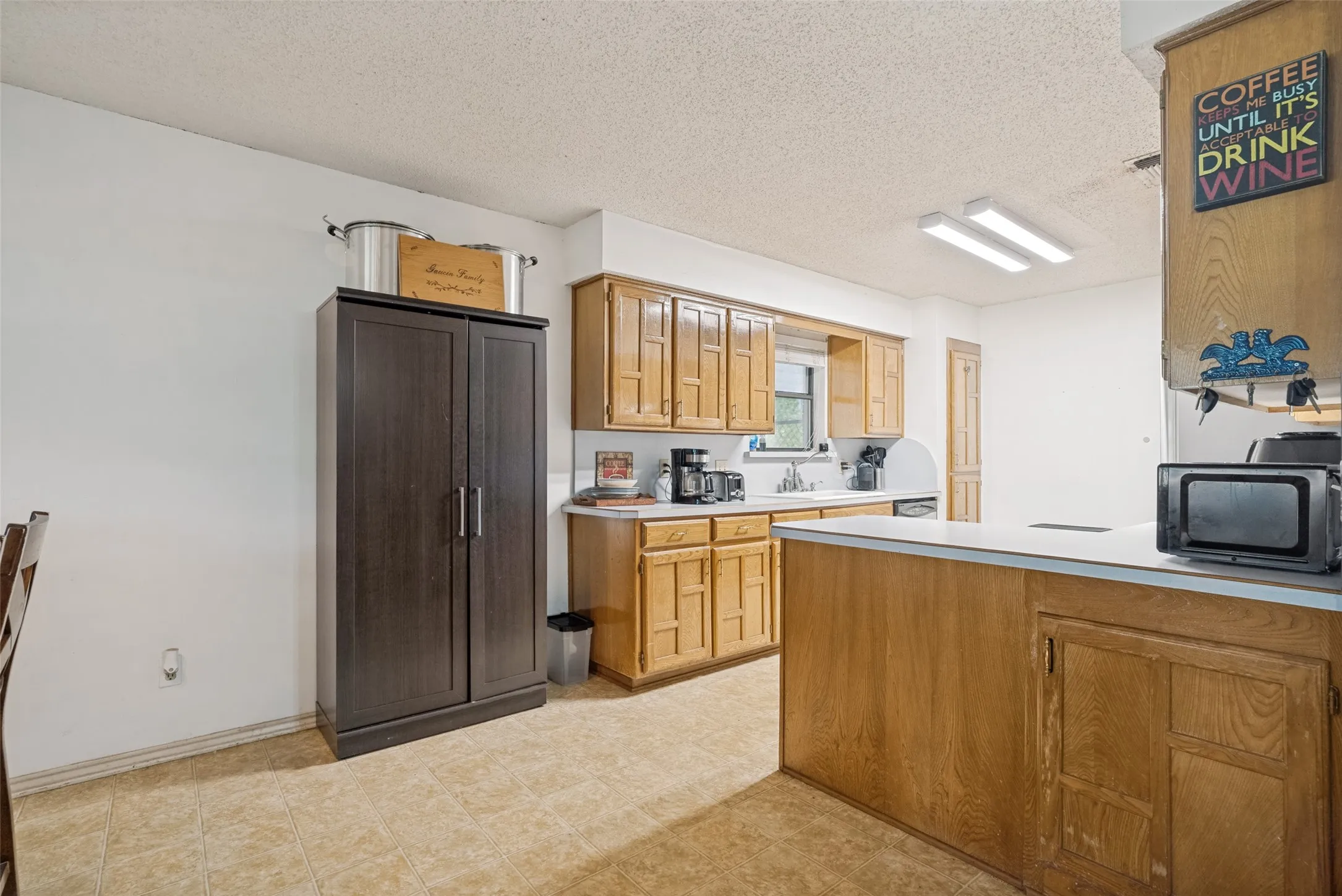 Single Family Residence For Sale in Johnson County , 2705 County Road 920, Crowley, Texas 76036, 3 Bedroom, 2 Bathroom, 2 Garage spaces, 2,131 Sqft, built in 1986, mls#21329505, Real Estate Agent in Crowley, Homes For Sale in Johnson county, Homes For Sale in Crowley, Realtor in Crowley Texas, Real Estate Brokerage Independent Realty Texas, Luminita Cordes Realtor