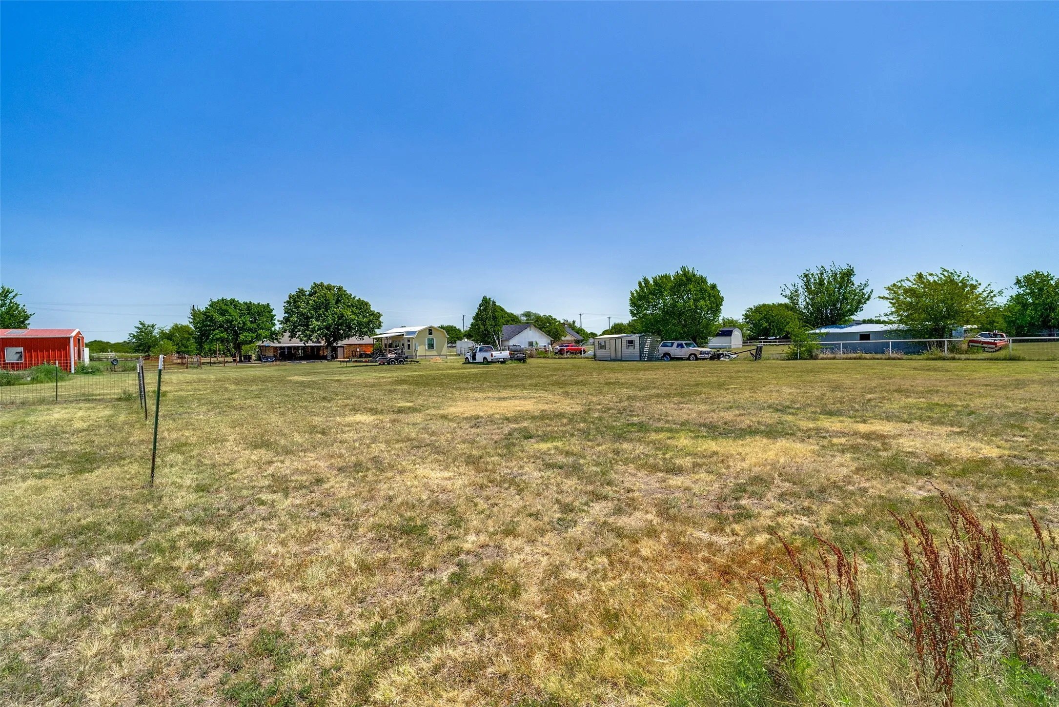 Single Family Residence For Sale in Johnson County , 2705 County Road 920, Crowley, Texas 76036, 3 Bedroom, 2 Bathroom, 2 Garage spaces, 2,131 Sqft, built in 1986, mls#21329505, Real Estate Agent in Crowley, Homes For Sale in Johnson county, Homes For Sale in Crowley, Realtor in Crowley Texas, Real Estate Brokerage Independent Realty Texas, Luminita Cordes Realtor