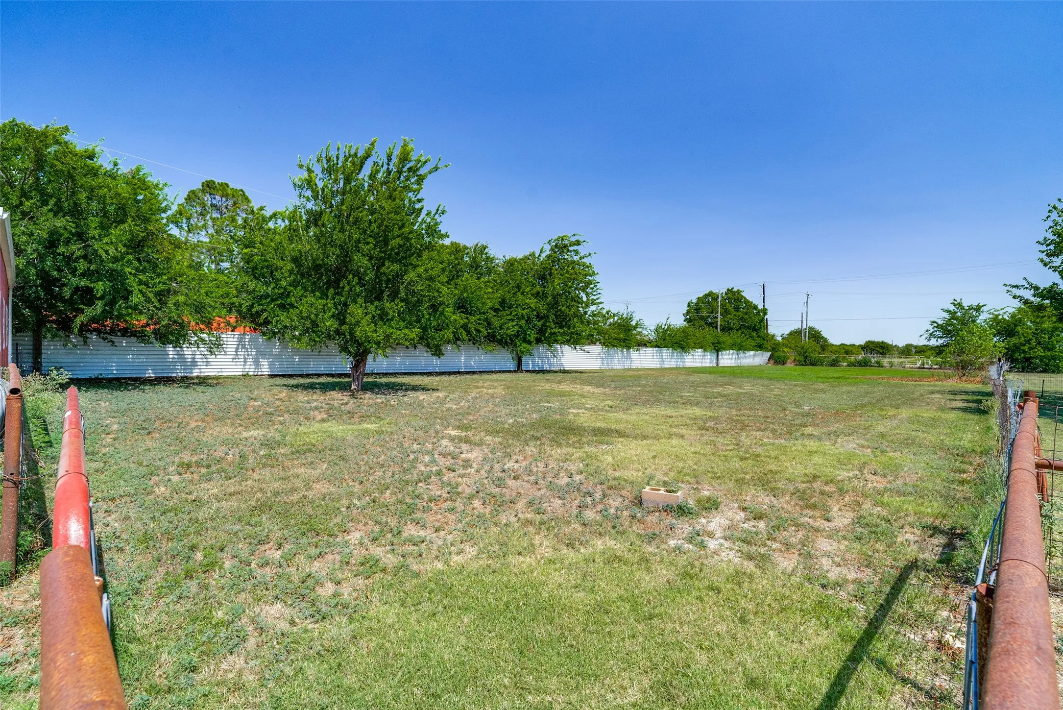 Single Family Residence For Sale in Johnson County , 2705 County Road 920, Crowley, Texas 76036, 3 Bedroom, 2 Bathroom, 2 Garage spaces, 2,131 Sqft, built in 1986, mls#21329505, Real Estate Agent in Crowley, Homes For Sale in Johnson county, Homes For Sale in Crowley, Realtor in Crowley Texas, Real Estate Brokerage Independent Realty Texas, Luminita Cordes Realtor
