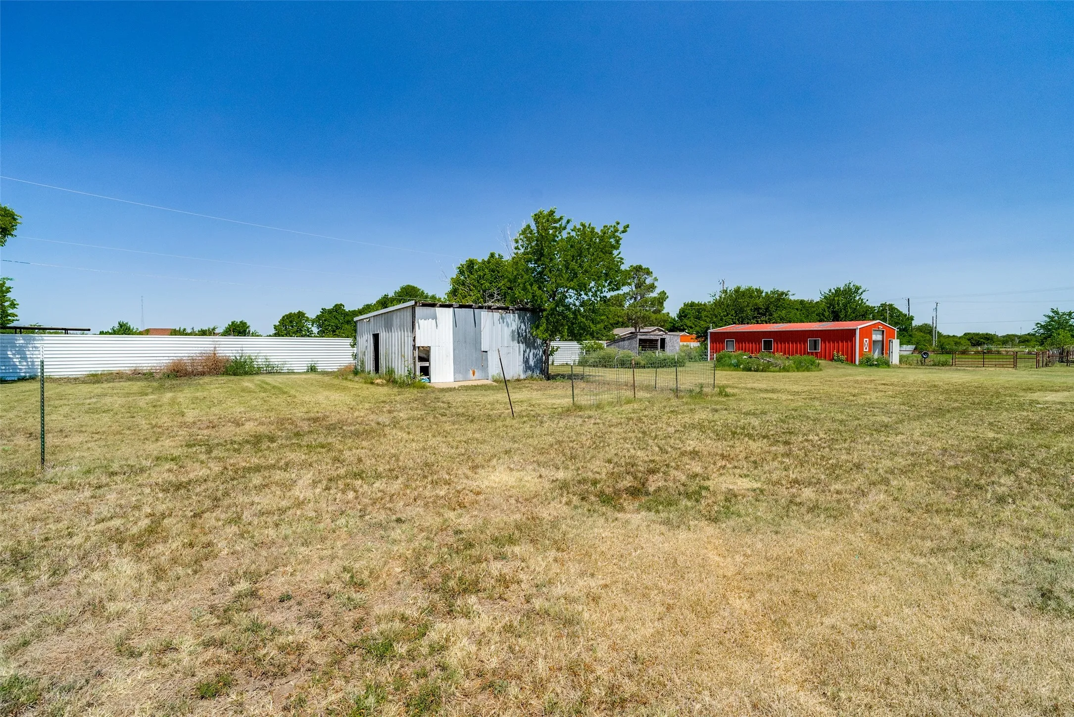 Single Family Residence For Sale in Johnson County , 2705 County Road 920, Crowley, Texas 76036, 3 Bedroom, 2 Bathroom, 2 Garage spaces, 2,131 Sqft, built in 1986, mls#21329505, Real Estate Agent in Crowley, Homes For Sale in Johnson county, Homes For Sale in Crowley, Realtor in Crowley Texas, Real Estate Brokerage Independent Realty Texas, Luminita Cordes Realtor