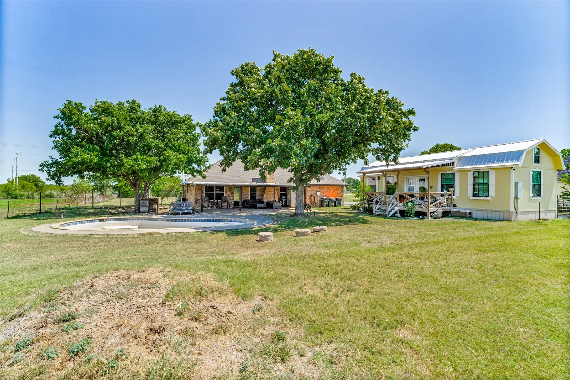 Single Family Residence For Sale in Johnson County , 2705 County Road 920, Crowley, Texas 76036, 3 Bedroom, 2 Bathroom, 2 Garage spaces, 2,131 Sqft, built in 1986, mls#21329505, Real Estate Agent in Crowley, Homes For Sale in Johnson county, Homes For Sale in Crowley, Realtor in Crowley Texas, Real Estate Brokerage Independent Realty Texas, Luminita Cordes Realtor