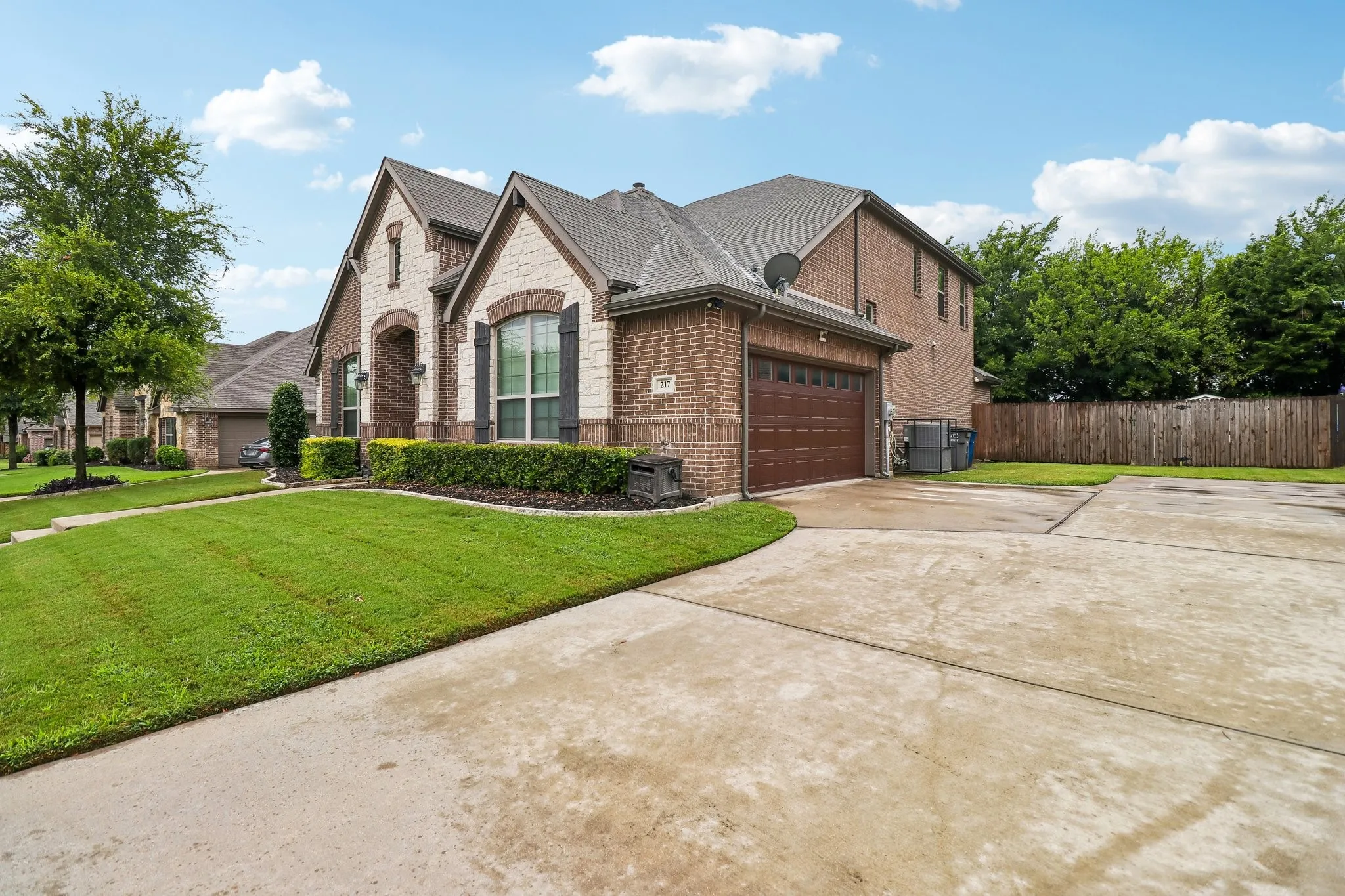 Single Family Residence For Sale in Ellis County , 217 Wisteria Way, Red Oak, Texas 75154, 4 Bedroom, 4 Bathroom, 2 Garage spaces, 2,836 Sqft, built in 2016, mls#21332245, Real Estate Agent in Red Oak, Homes For Sale in Ellis county, Homes For Sale in Red Oak, Realtor in Red Oak Texas, Real Estate Brokerage Independent Realty Texas, Luminita Cordes Realtor