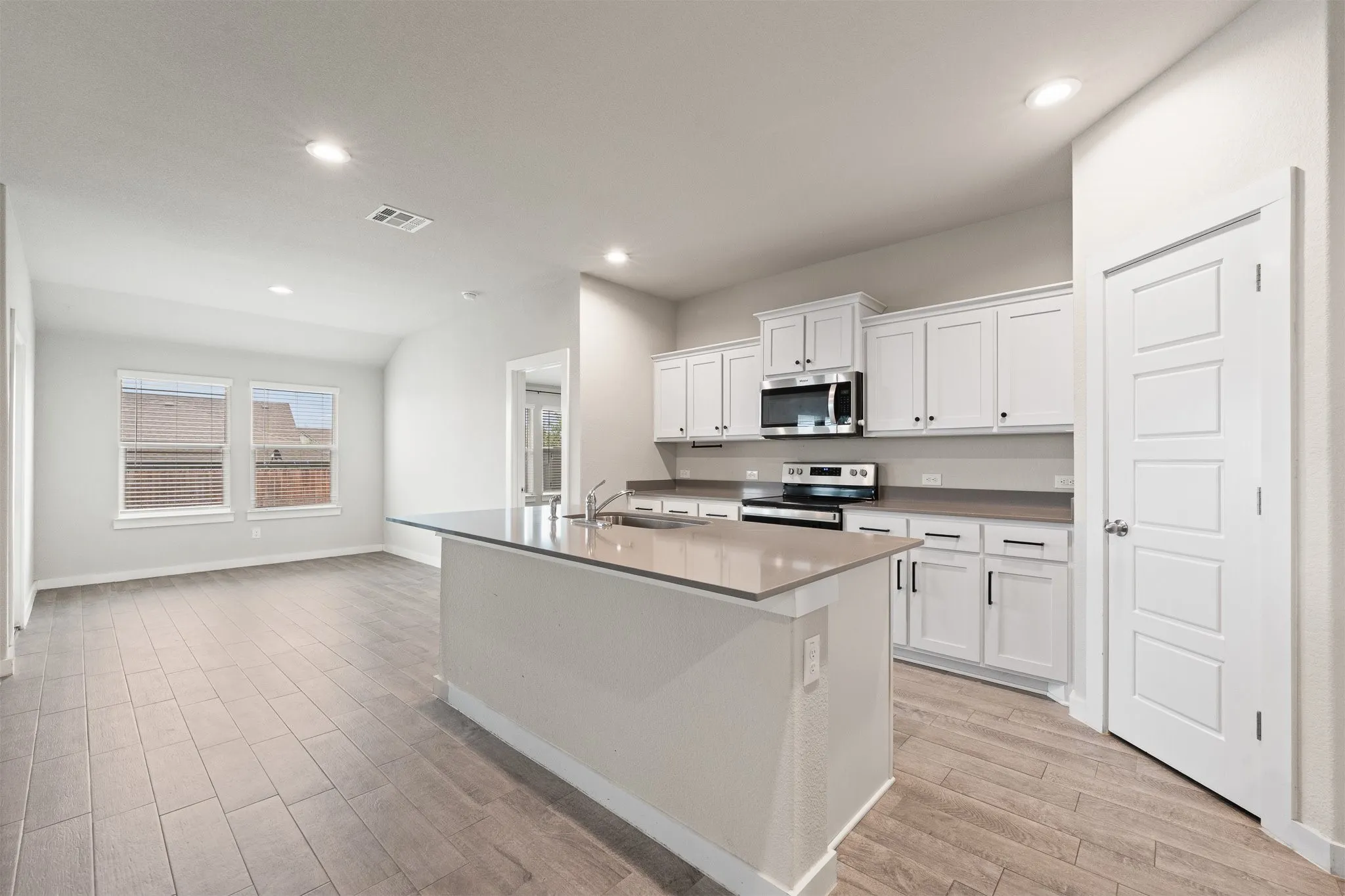 Single Family Residence For Sale in Johnson County , 628 Turtle Creek Park Trail, Alvarado, Texas 76009, 4 Bedroom, 2 Bathroom, 2 Garage spaces, 1,844 Sqft, built in 2022, mls#21309166, Real Estate Agent in Alvarado, Homes For Sale in Johnson county, Homes For Sale in Alvarado, Realtor in Alvarado Texas, Real Estate Brokerage Independent Realty Texas, Luminita Cordes Realtor