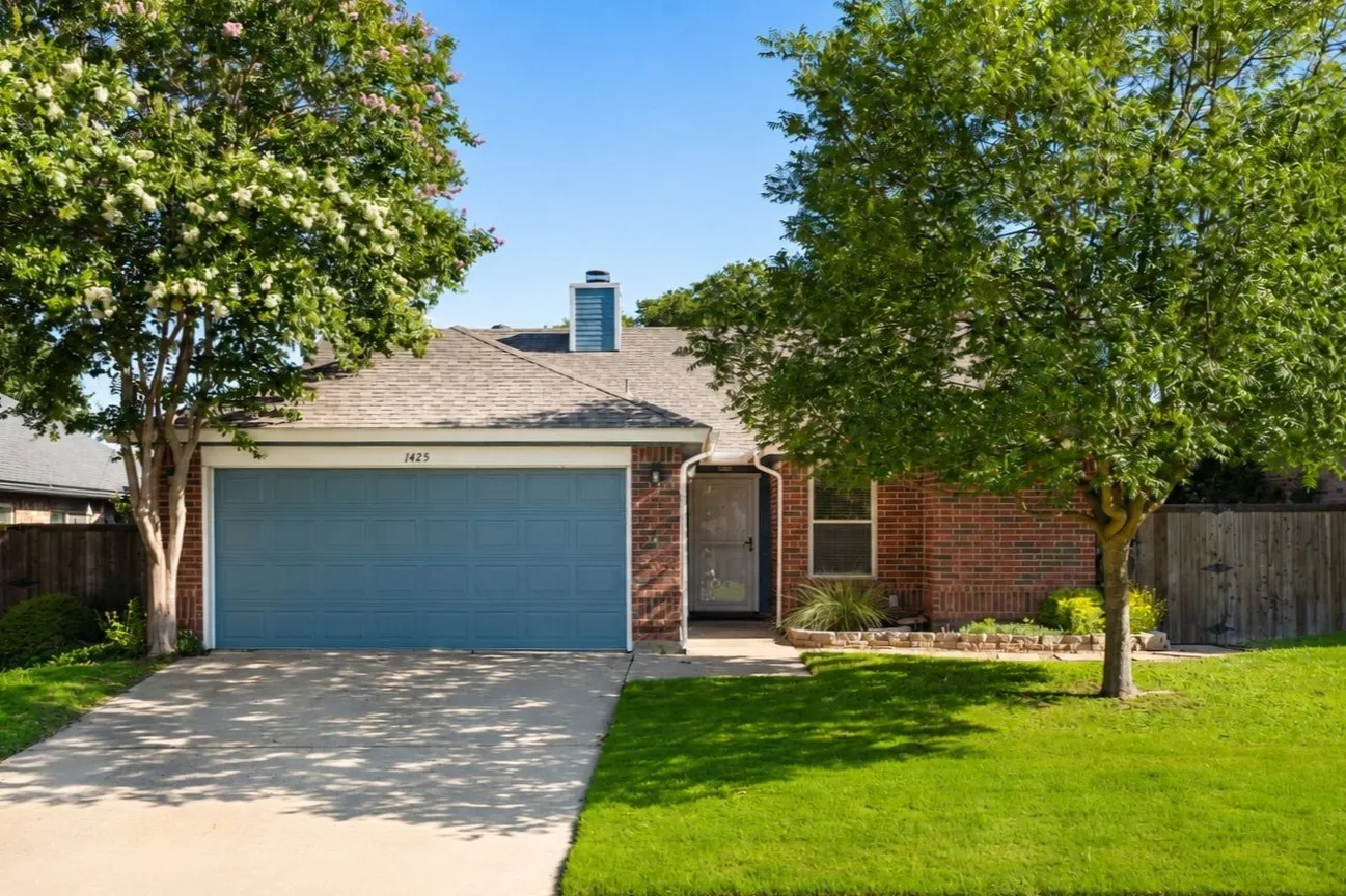 Single Family Residence For Rent in Tarrant County , 1425 Thistlewood Lane, Grapevine, Texas 76051, 3 Bedroom, 2 Bathroom, 2 Garage spaces, 1,438 Sqft, built in 1985, mls#21332484, Real Estate Agent in Grapevine, Homes For Rent in Tarrant county, Homes For Rent in Grapevine, Realtor in Grapevine Texas, Real Estate Brokerage Independent Realty Texas, Luminita Cordes Realtor