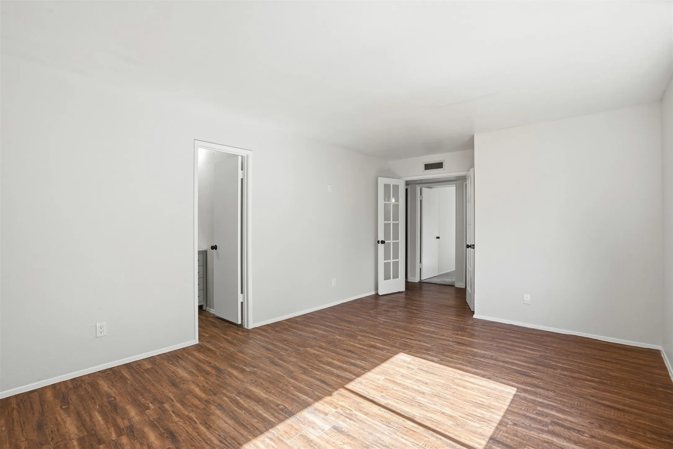 Single Family Residence For Rent in Tarrant County , 2711 Treeview Drive, Arlington, Texas 76016, 3 Bedroom, 2 Bathroom, 2 Garage spaces, 1,585 Sqft, built in 1978, mls#21333531, Real Estate Agent in Arlington, Homes For Rent in Tarrant county, Homes For Rent in Arlington, Realtor in Arlington Texas, Real Estate Brokerage Independent Realty Texas, Luminita Cordes Realtor