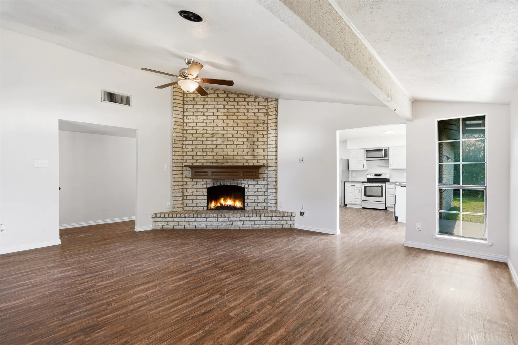 Single Family Residence For Rent in Tarrant County , 2711 Treeview Drive, Arlington, Texas 76016, 3 Bedroom, 2 Bathroom, 2 Garage spaces, 1,585 Sqft, built in 1978, mls#21333531, Real Estate Agent in Arlington, Homes For Rent in Tarrant county, Homes For Rent in Arlington, Realtor in Arlington Texas, Real Estate Brokerage Independent Realty Texas, Luminita Cordes Realtor
