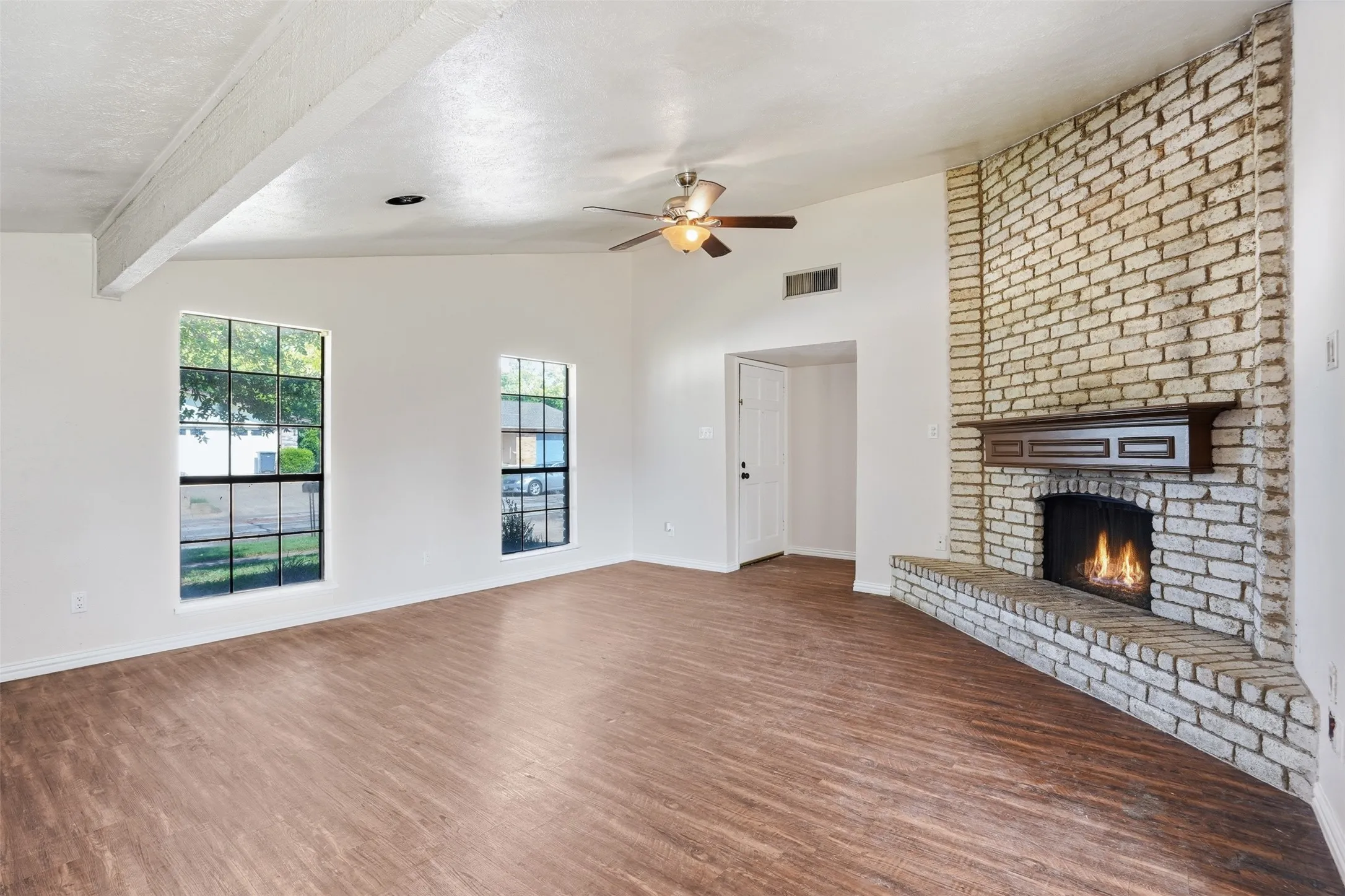 Single Family Residence For Rent in Tarrant County , 2711 Treeview Drive, Arlington, Texas 76016, 3 Bedroom, 2 Bathroom, 2 Garage spaces, 1,585 Sqft, built in 1978, mls#21333531, Real Estate Agent in Arlington, Homes For Rent in Tarrant county, Homes For Rent in Arlington, Realtor in Arlington Texas, Real Estate Brokerage Independent Realty Texas, Luminita Cordes Realtor