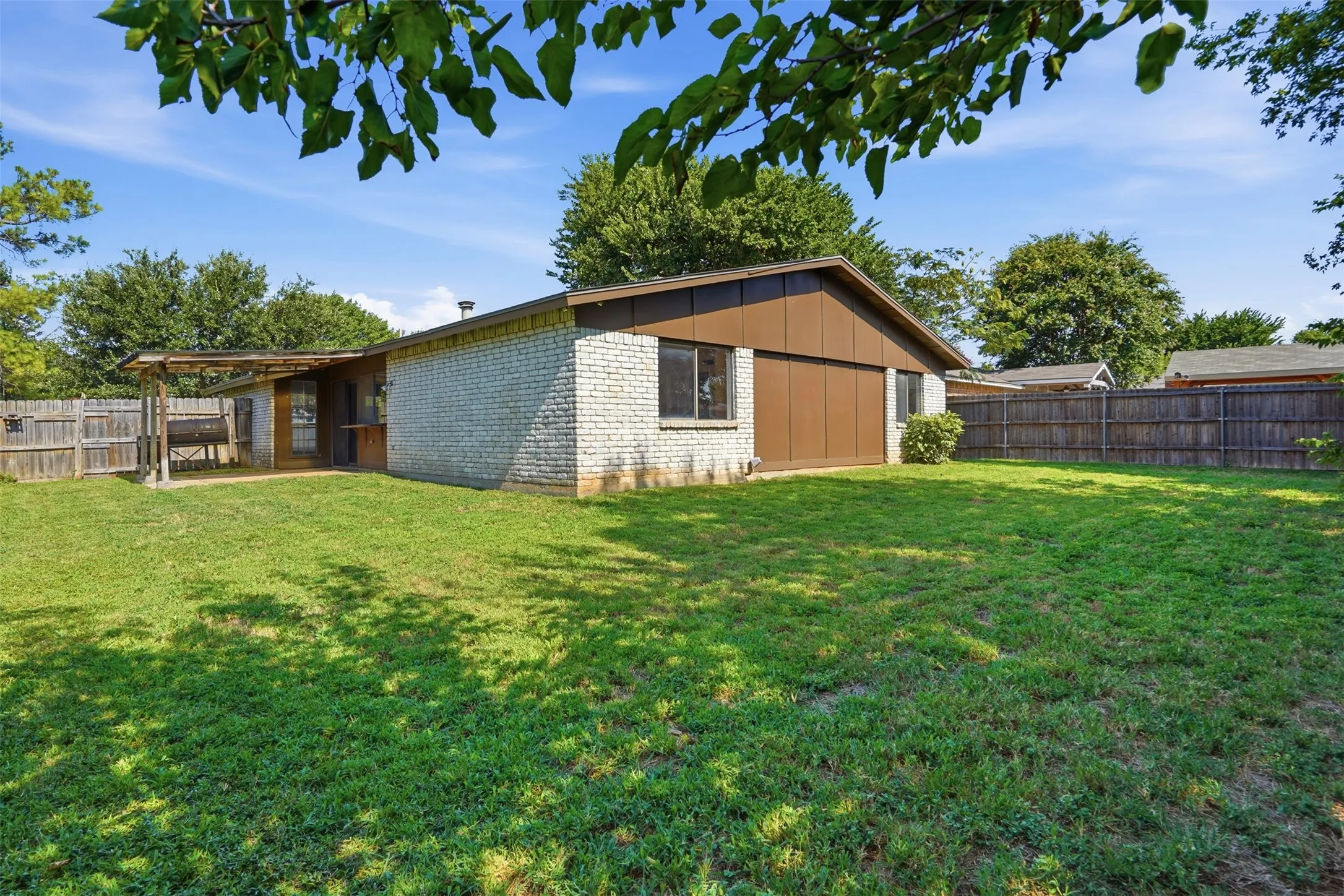 Single Family Residence For Rent in Tarrant County , 2711 Treeview Drive, Arlington, Texas 76016, 3 Bedroom, 2 Bathroom, 2 Garage spaces, 1,585 Sqft, built in 1978, mls#21333531, Real Estate Agent in Arlington, Homes For Rent in Tarrant county, Homes For Rent in Arlington, Realtor in Arlington Texas, Real Estate Brokerage Independent Realty Texas, Luminita Cordes Realtor