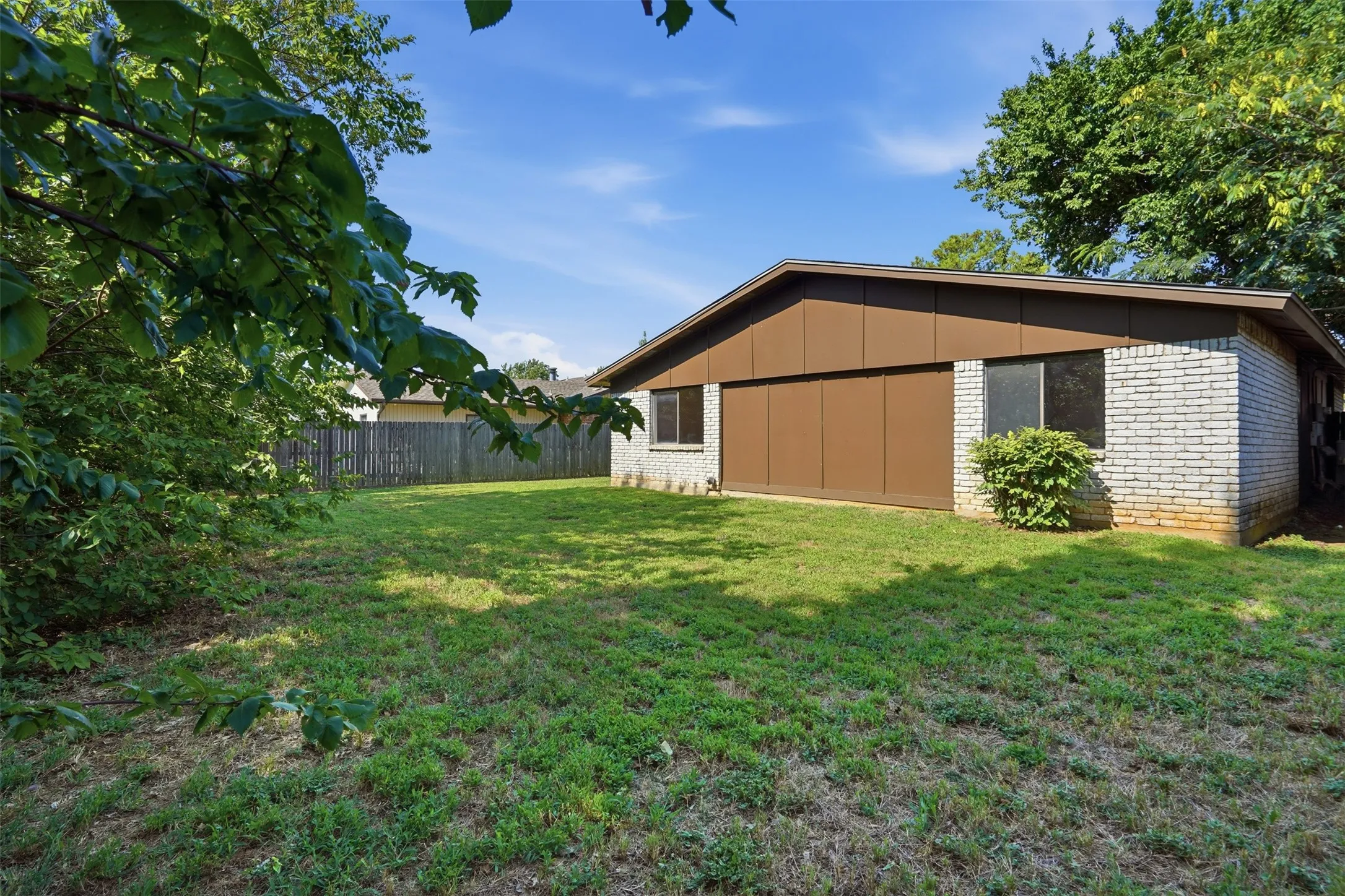 Single Family Residence For Rent in Tarrant County , 2711 Treeview Drive, Arlington, Texas 76016, 3 Bedroom, 2 Bathroom, 2 Garage spaces, 1,585 Sqft, built in 1978, mls#21333531, Real Estate Agent in Arlington, Homes For Rent in Tarrant county, Homes For Rent in Arlington, Realtor in Arlington Texas, Real Estate Brokerage Independent Realty Texas, Luminita Cordes Realtor