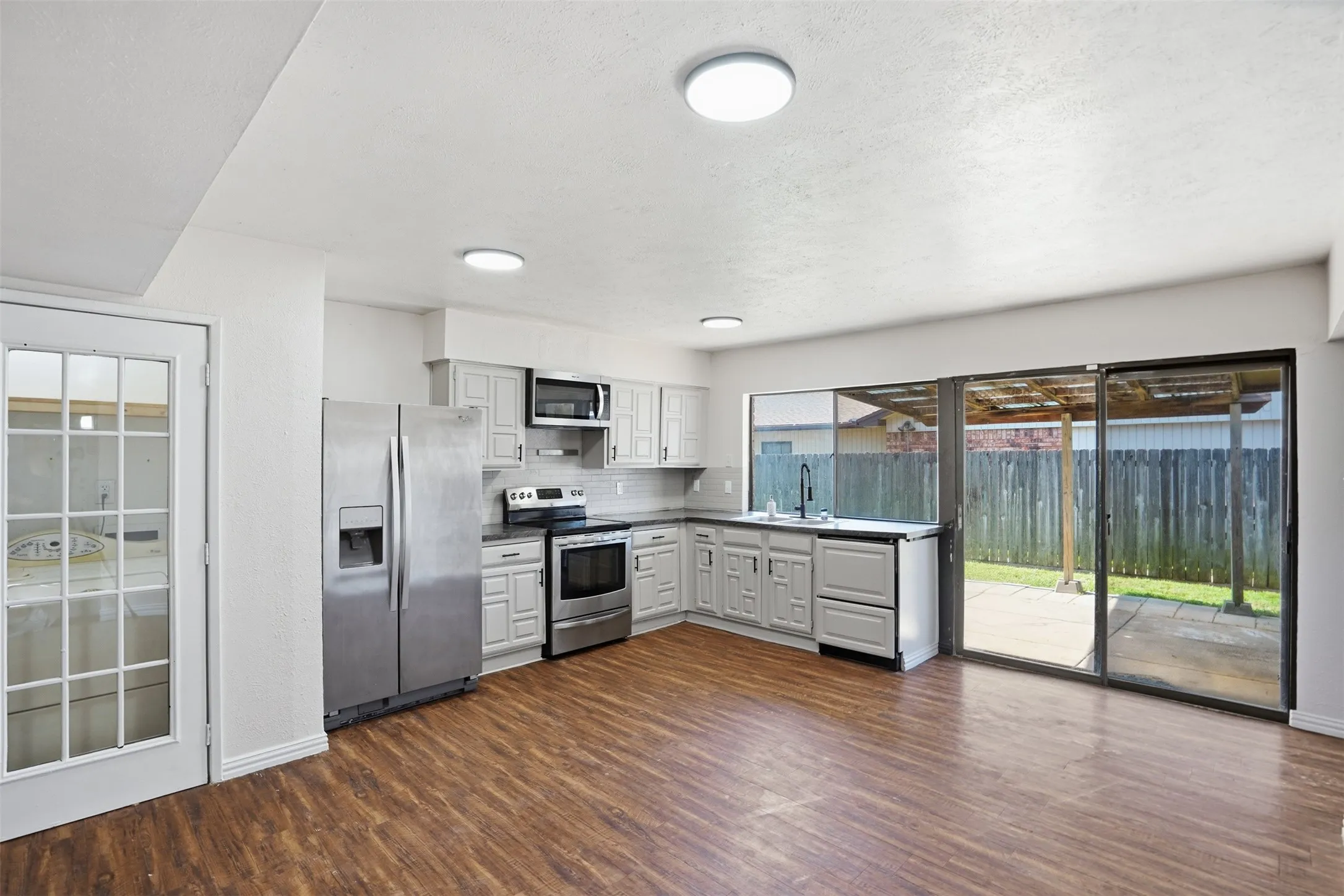 Single Family Residence For Rent in Tarrant County , 2711 Treeview Drive, Arlington, Texas 76016, 3 Bedroom, 2 Bathroom, 2 Garage spaces, 1,585 Sqft, built in 1978, mls#21333531, Real Estate Agent in Arlington, Homes For Rent in Tarrant county, Homes For Rent in Arlington, Realtor in Arlington Texas, Real Estate Brokerage Independent Realty Texas, Luminita Cordes Realtor