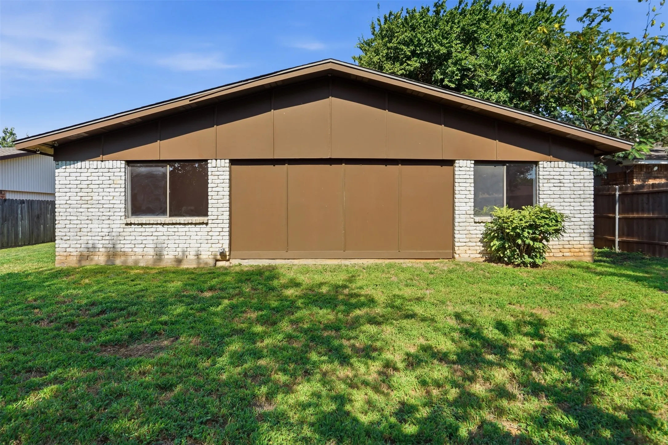 Single Family Residence For Rent in Tarrant County , 2711 Treeview Drive, Arlington, Texas 76016, 3 Bedroom, 2 Bathroom, 2 Garage spaces, 1,585 Sqft, built in 1978, mls#21333531, Real Estate Agent in Arlington, Homes For Rent in Tarrant county, Homes For Rent in Arlington, Realtor in Arlington Texas, Real Estate Brokerage Independent Realty Texas, Luminita Cordes Realtor