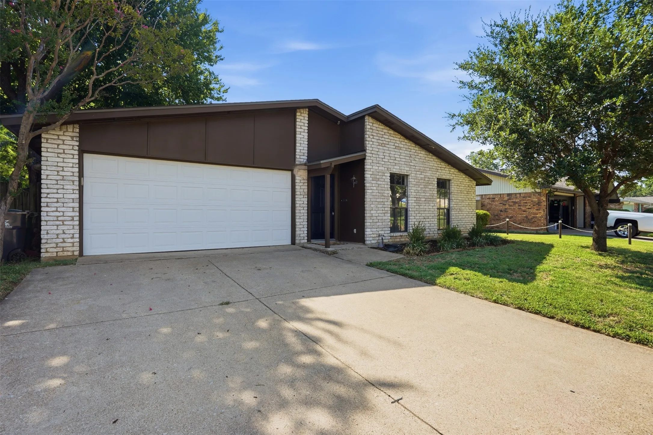 Single Family Residence For Rent in Tarrant County , 2711 Treeview Drive, Arlington, Texas 76016, 3 Bedroom, 2 Bathroom, 2 Garage spaces, 1,585 Sqft, built in 1978, mls#21333531, Real Estate Agent in Arlington, Homes For Rent in Tarrant county, Homes For Rent in Arlington, Realtor in Arlington Texas, Real Estate Brokerage Independent Realty Texas, Luminita Cordes Realtor