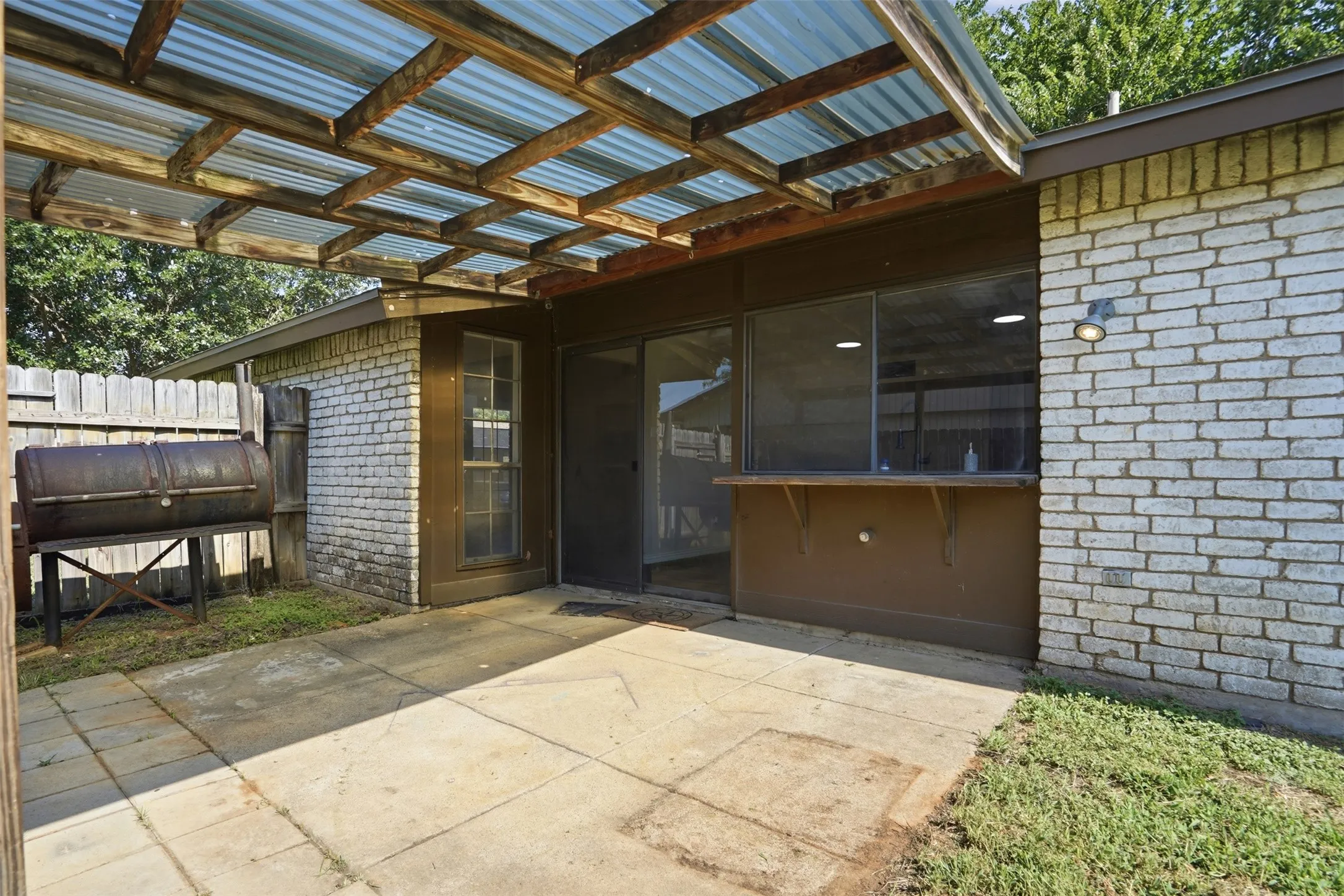 Single Family Residence For Rent in Tarrant County , 2711 Treeview Drive, Arlington, Texas 76016, 3 Bedroom, 2 Bathroom, 2 Garage spaces, 1,585 Sqft, built in 1978, mls#21333531, Real Estate Agent in Arlington, Homes For Rent in Tarrant county, Homes For Rent in Arlington, Realtor in Arlington Texas, Real Estate Brokerage Independent Realty Texas, Luminita Cordes Realtor