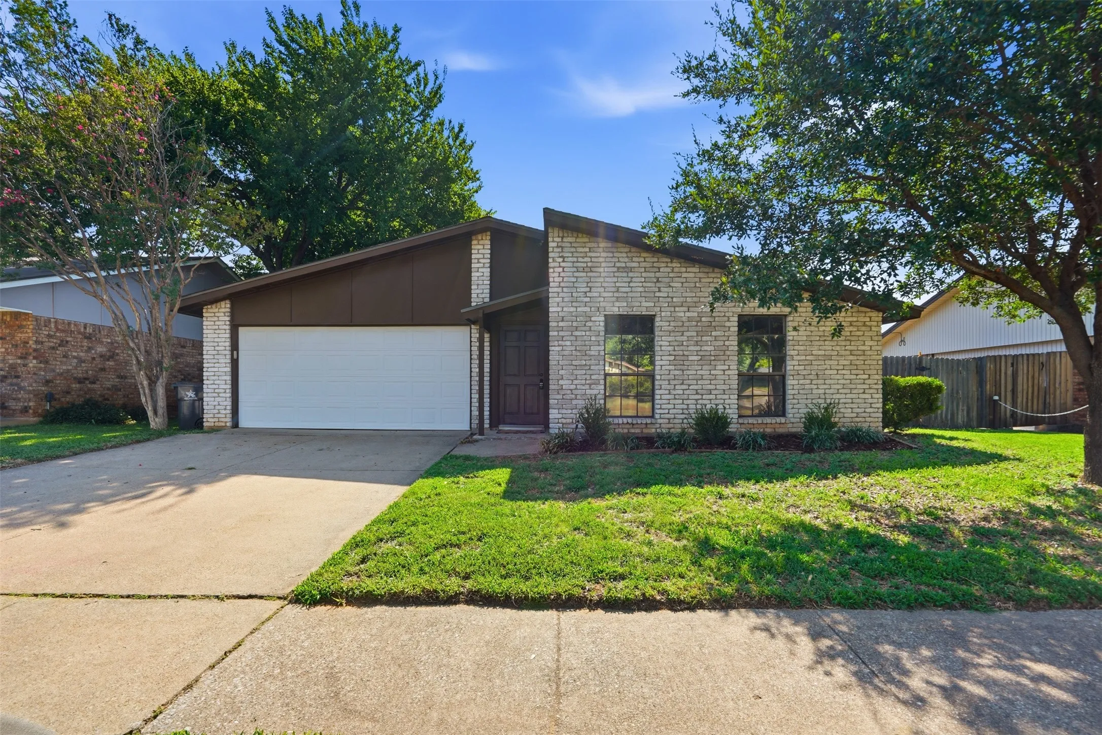 Single Family Residence For Rent in Tarrant County , 2711 Treeview Drive, Arlington, Texas 76016, 3 Bedroom, 2 Bathroom, 2 Garage spaces, 1,585 Sqft, built in 1978, mls#21333531, Real Estate Agent in Arlington, Homes For Rent in Tarrant county, Homes For Rent in Arlington, Realtor in Arlington Texas, Real Estate Brokerage Independent Realty Texas, Luminita Cordes Realtor