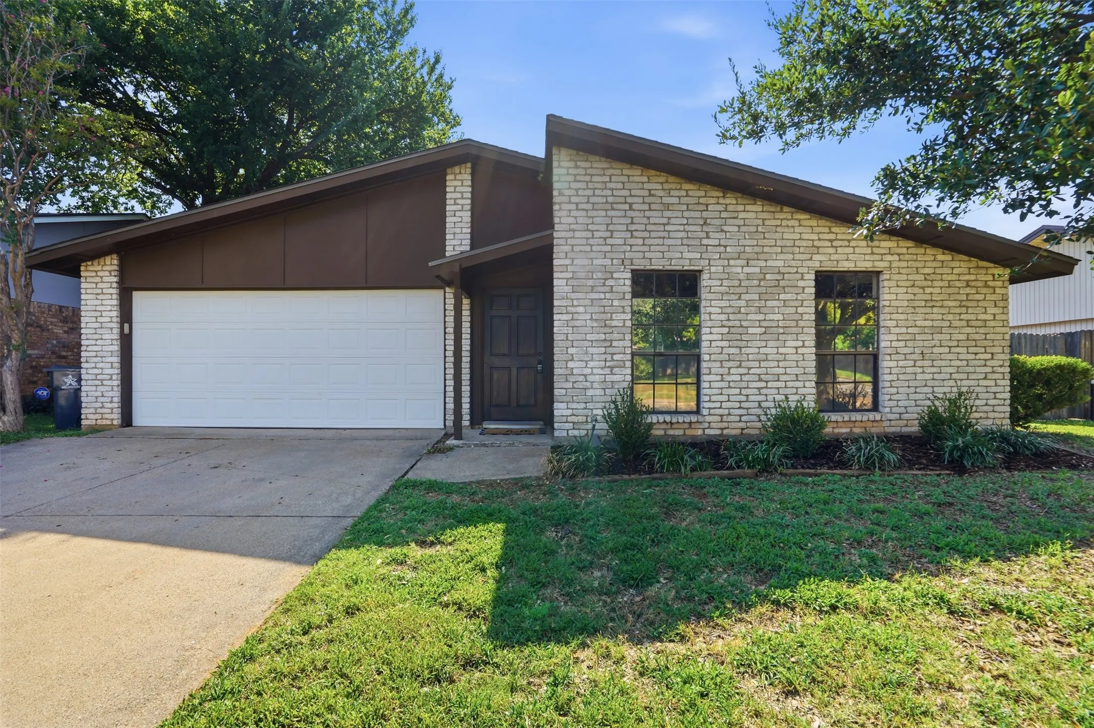Single Family Residence For Rent in Tarrant County , 2711 Treeview Drive, Arlington, Texas 76016, 3 Bedroom, 2 Bathroom, 2 Garage spaces, 1,585 Sqft, built in 1978, mls#21333531, Real Estate Agent in Arlington, Homes For Rent in Tarrant county, Homes For Rent in Arlington, Realtor in Arlington Texas, Real Estate Brokerage Independent Realty Texas, Luminita Cordes Realtor