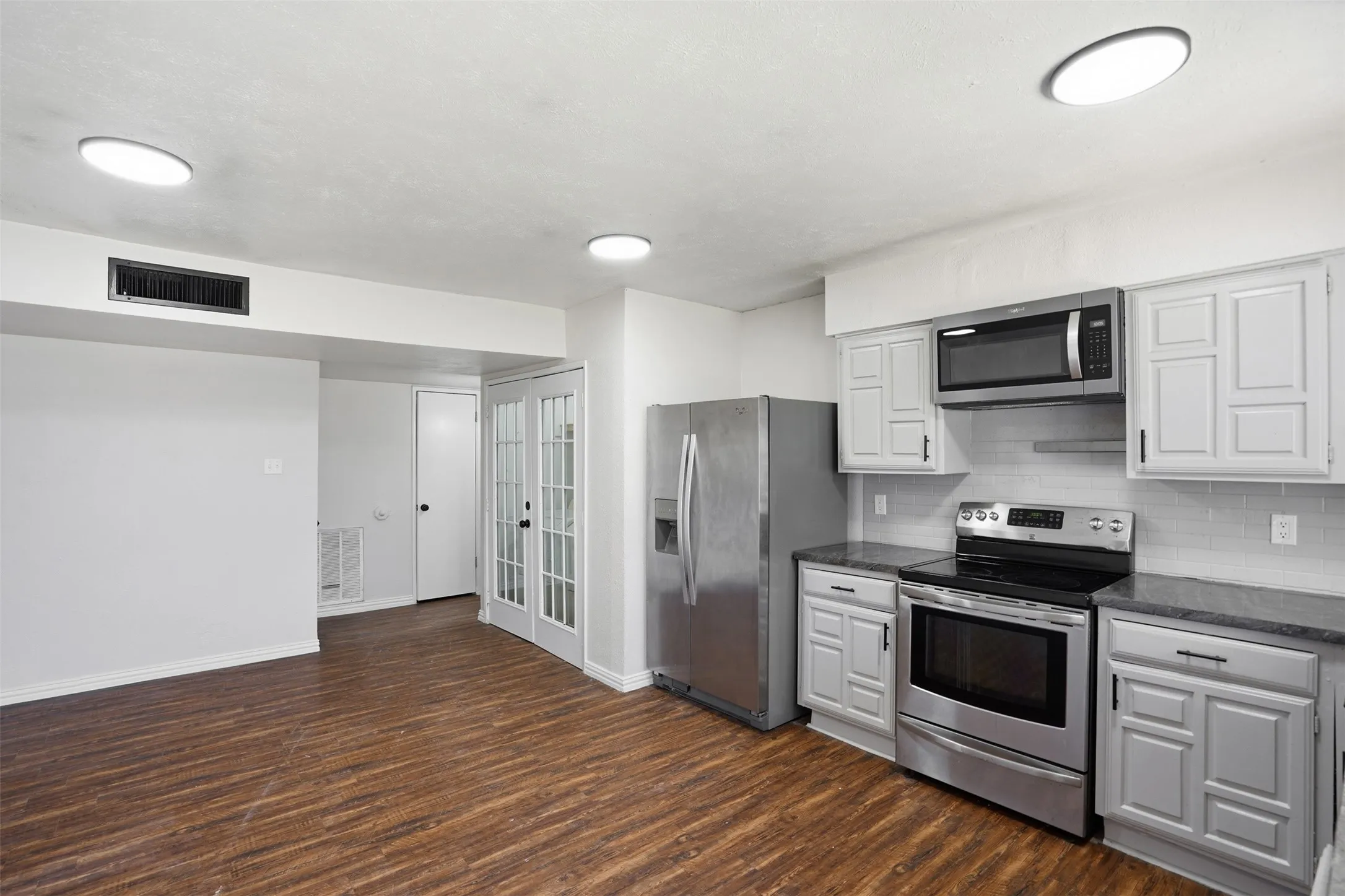Single Family Residence For Rent in Tarrant County , 2711 Treeview Drive, Arlington, Texas 76016, 3 Bedroom, 2 Bathroom, 2 Garage spaces, 1,585 Sqft, built in 1978, mls#21333531, Real Estate Agent in Arlington, Homes For Rent in Tarrant county, Homes For Rent in Arlington, Realtor in Arlington Texas, Real Estate Brokerage Independent Realty Texas, Luminita Cordes Realtor