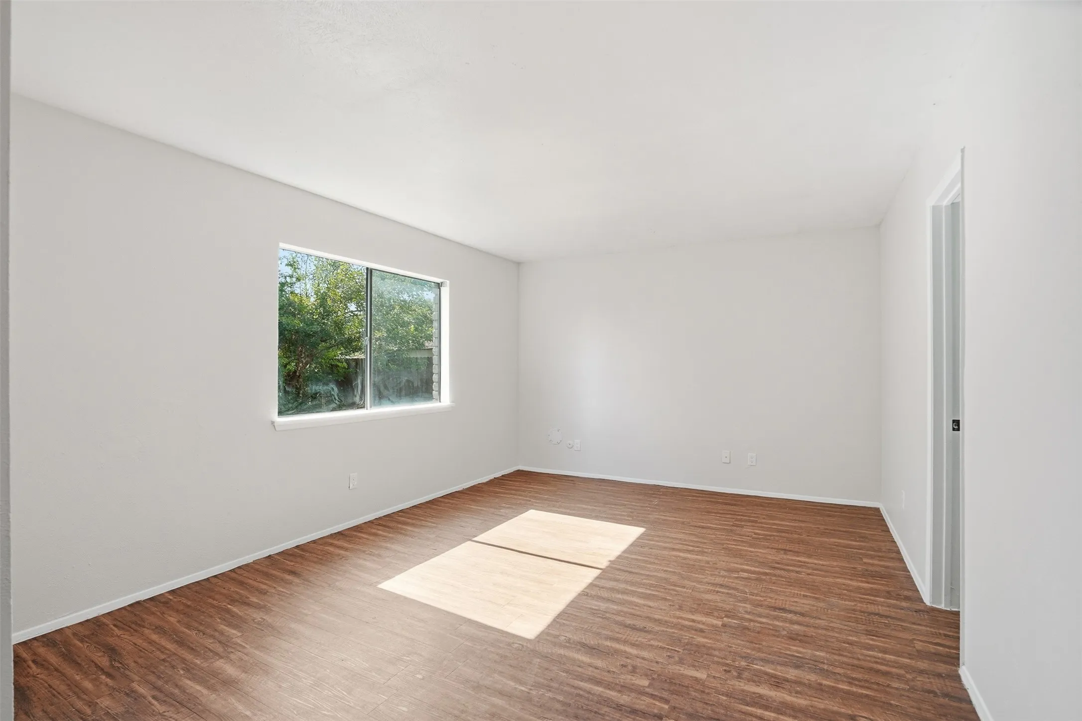 Single Family Residence For Rent in Tarrant County , 2711 Treeview Drive, Arlington, Texas 76016, 3 Bedroom, 2 Bathroom, 2 Garage spaces, 1,585 Sqft, built in 1978, mls#21333531, Real Estate Agent in Arlington, Homes For Rent in Tarrant county, Homes For Rent in Arlington, Realtor in Arlington Texas, Real Estate Brokerage Independent Realty Texas, Luminita Cordes Realtor