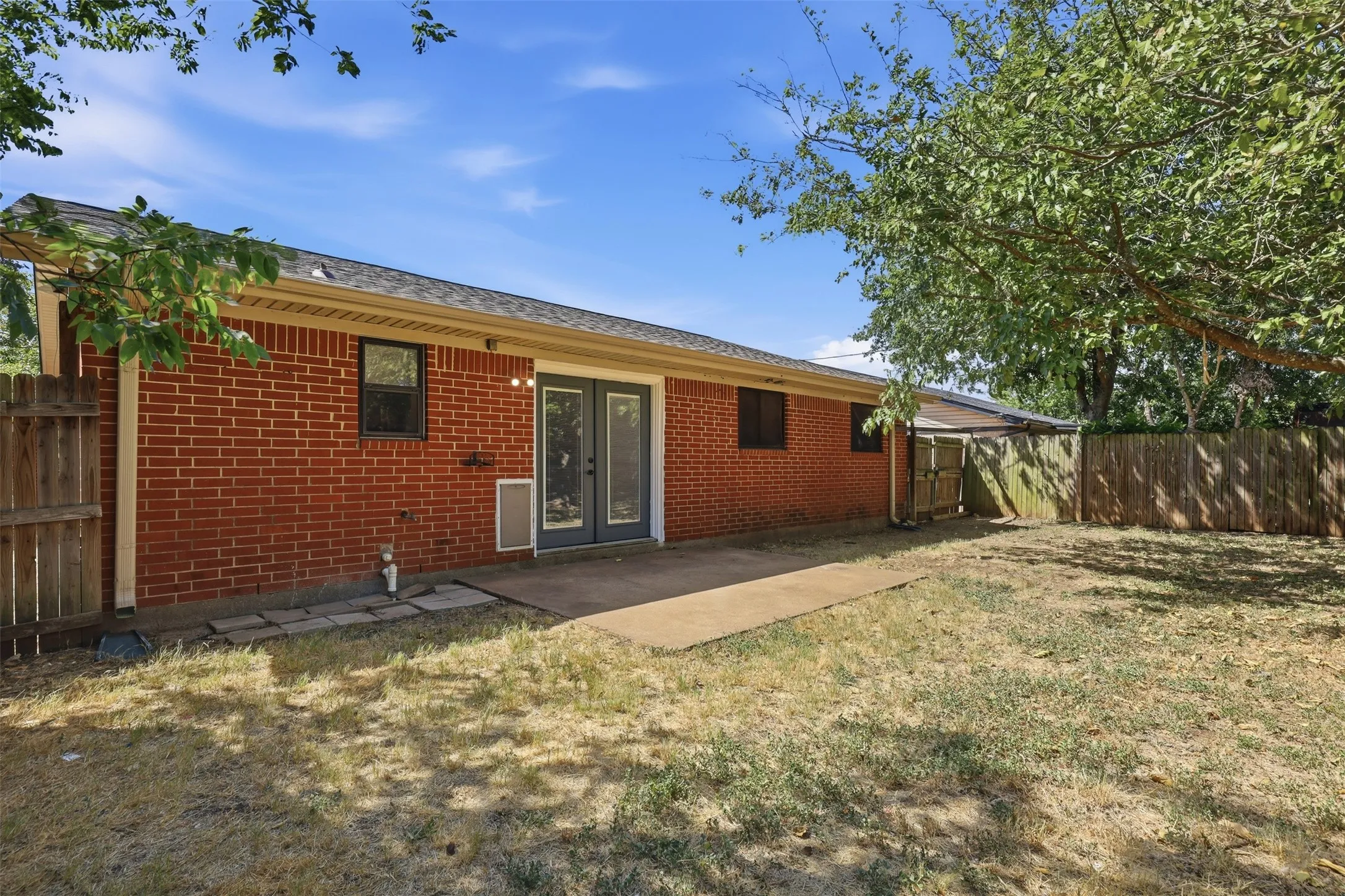 Single Family Residence For Sale in Johnson County , 1420 Laurel Lane, Cleburne, Texas 76033, 4 Bedroom, 3 Bathroom, Garage spaces, 1,724 Sqft, built in 1973, mls#21330888, Real Estate Agent in Cleburne, Homes For Sale in Johnson county, Homes For Sale in Cleburne, Realtor in Cleburne Texas, Real Estate Brokerage Independent Realty Texas, Luminita Cordes Realtor