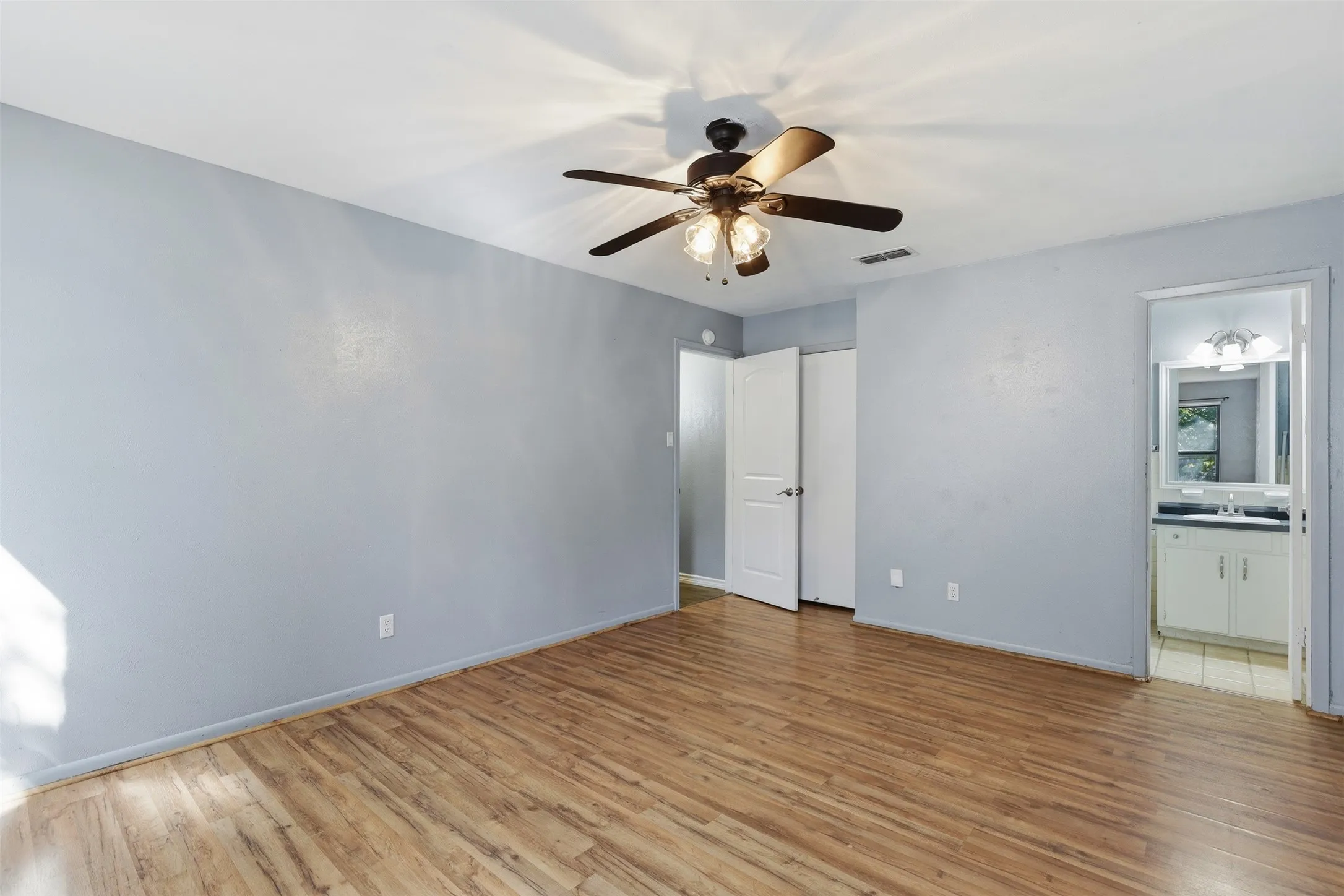 Single Family Residence For Sale in Johnson County , 1420 Laurel Lane, Cleburne, Texas 76033, 4 Bedroom, 3 Bathroom, Garage spaces, 1,724 Sqft, built in 1973, mls#21330888, Real Estate Agent in Cleburne, Homes For Sale in Johnson county, Homes For Sale in Cleburne, Realtor in Cleburne Texas, Real Estate Brokerage Independent Realty Texas, Luminita Cordes Realtor
