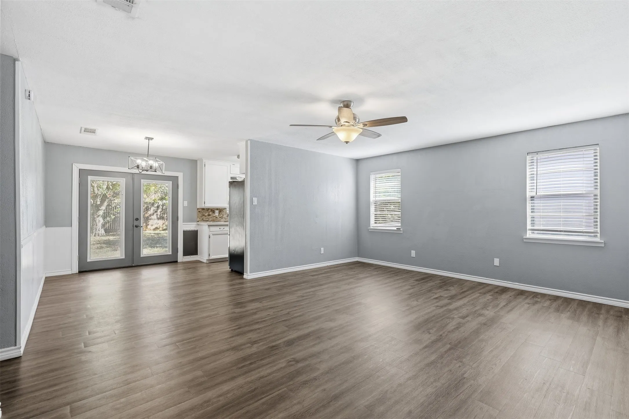 Single Family Residence For Sale in Johnson County , 1420 Laurel Lane, Cleburne, Texas 76033, 4 Bedroom, 3 Bathroom, Garage spaces, 1,724 Sqft, built in 1973, mls#21330888, Real Estate Agent in Cleburne, Homes For Sale in Johnson county, Homes For Sale in Cleburne, Realtor in Cleburne Texas, Real Estate Brokerage Independent Realty Texas, Luminita Cordes Realtor