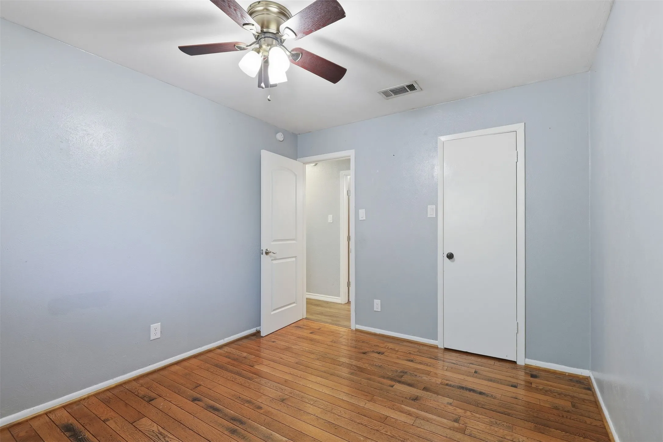 Single Family Residence For Sale in Johnson County , 1420 Laurel Lane, Cleburne, Texas 76033, 4 Bedroom, 3 Bathroom, Garage spaces, 1,724 Sqft, built in 1973, mls#21330888, Real Estate Agent in Cleburne, Homes For Sale in Johnson county, Homes For Sale in Cleburne, Realtor in Cleburne Texas, Real Estate Brokerage Independent Realty Texas, Luminita Cordes Realtor