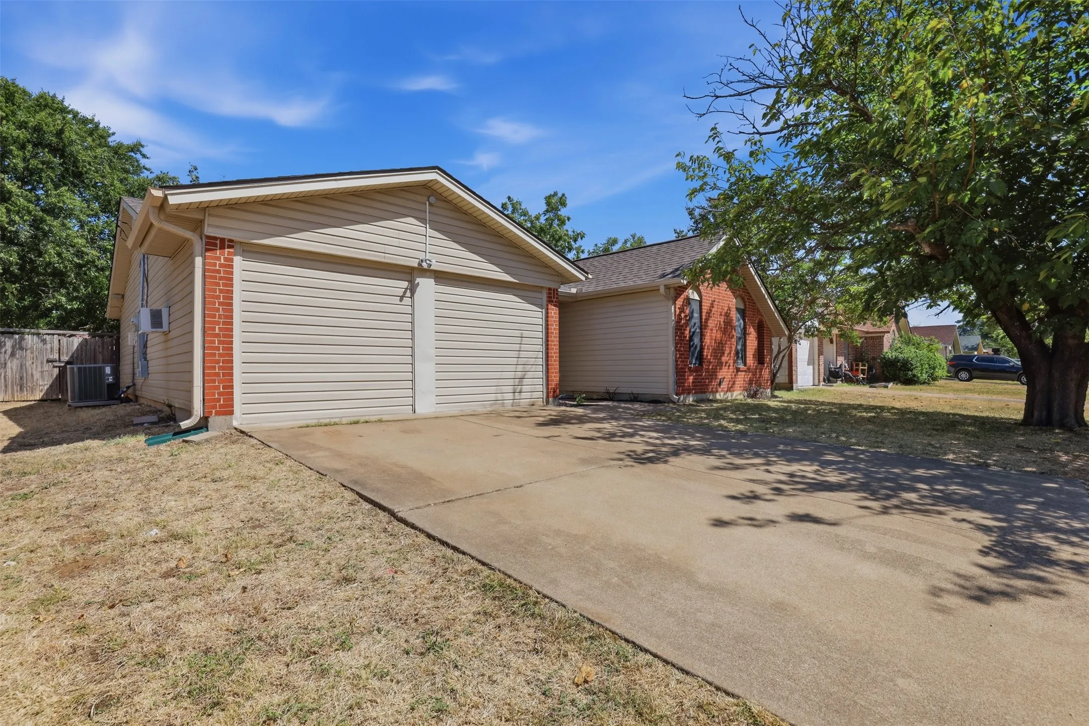 Single Family Residence For Sale in Johnson County , 1420 Laurel Lane, Cleburne, Texas 76033, 4 Bedroom, 3 Bathroom, Garage spaces, 1,724 Sqft, built in 1973, mls#21330888, Real Estate Agent in Cleburne, Homes For Sale in Johnson county, Homes For Sale in Cleburne, Realtor in Cleburne Texas, Real Estate Brokerage Independent Realty Texas, Luminita Cordes Realtor