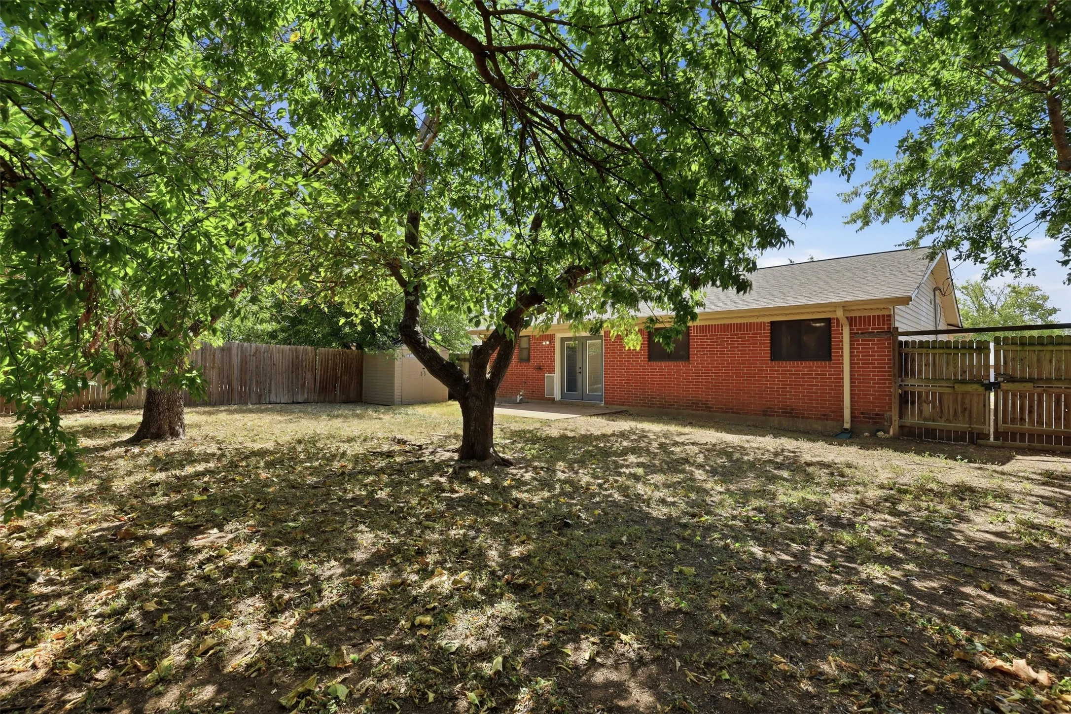 Single Family Residence For Sale in Johnson County , 1420 Laurel Lane, Cleburne, Texas 76033, 4 Bedroom, 3 Bathroom, Garage spaces, 1,724 Sqft, built in 1973, mls#21330888, Real Estate Agent in Cleburne, Homes For Sale in Johnson county, Homes For Sale in Cleburne, Realtor in Cleburne Texas, Real Estate Brokerage Independent Realty Texas, Luminita Cordes Realtor