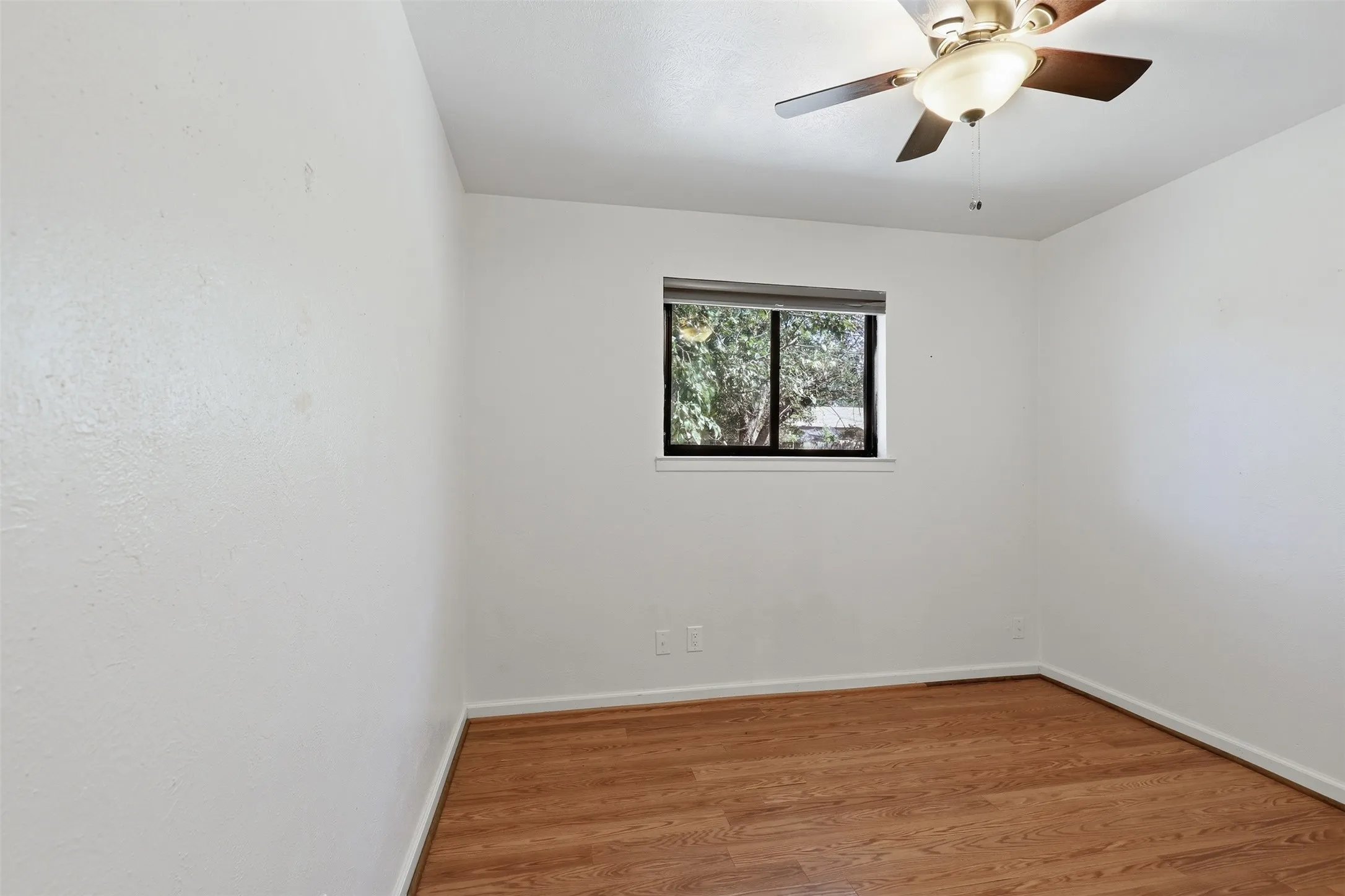 Single Family Residence For Sale in Johnson County , 1420 Laurel Lane, Cleburne, Texas 76033, 4 Bedroom, 3 Bathroom, Garage spaces, 1,724 Sqft, built in 1973, mls#21330888, Real Estate Agent in Cleburne, Homes For Sale in Johnson county, Homes For Sale in Cleburne, Realtor in Cleburne Texas, Real Estate Brokerage Independent Realty Texas, Luminita Cordes Realtor