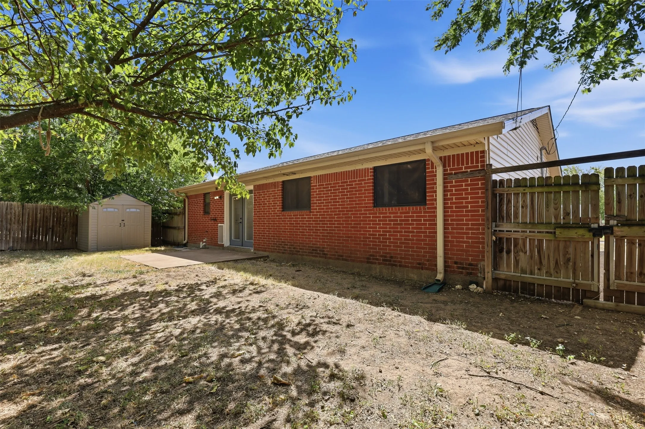 Single Family Residence For Sale in Johnson County , 1420 Laurel Lane, Cleburne, Texas 76033, 4 Bedroom, 3 Bathroom, Garage spaces, 1,724 Sqft, built in 1973, mls#21330888, Real Estate Agent in Cleburne, Homes For Sale in Johnson county, Homes For Sale in Cleburne, Realtor in Cleburne Texas, Real Estate Brokerage Independent Realty Texas, Luminita Cordes Realtor