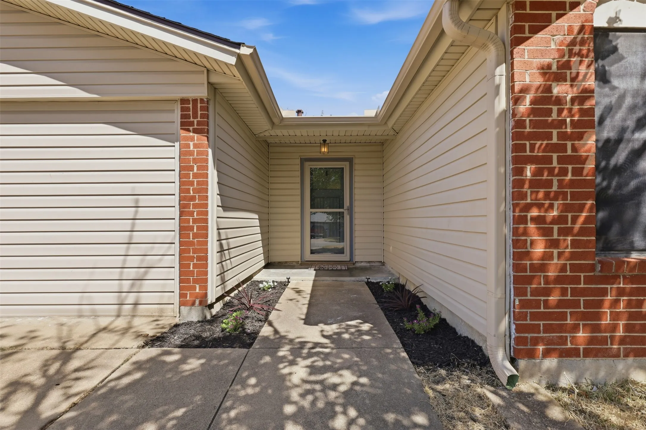 Single Family Residence For Sale in Johnson County , 1420 Laurel Lane, Cleburne, Texas 76033, 4 Bedroom, 3 Bathroom, Garage spaces, 1,724 Sqft, built in 1973, mls#21330888, Real Estate Agent in Cleburne, Homes For Sale in Johnson county, Homes For Sale in Cleburne, Realtor in Cleburne Texas, Real Estate Brokerage Independent Realty Texas, Luminita Cordes Realtor