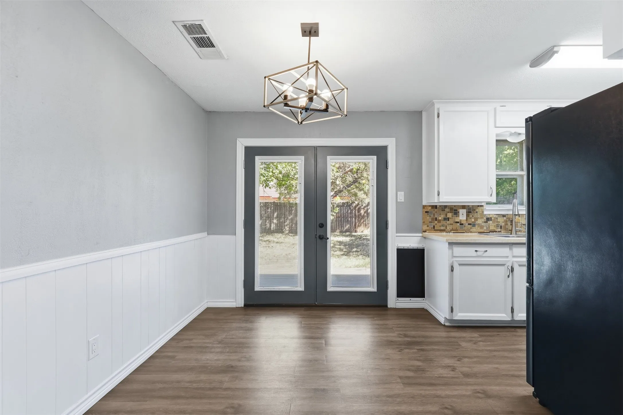 Single Family Residence For Sale in Johnson County , 1420 Laurel Lane, Cleburne, Texas 76033, 4 Bedroom, 3 Bathroom, Garage spaces, 1,724 Sqft, built in 1973, mls#21330888, Real Estate Agent in Cleburne, Homes For Sale in Johnson county, Homes For Sale in Cleburne, Realtor in Cleburne Texas, Real Estate Brokerage Independent Realty Texas, Luminita Cordes Realtor