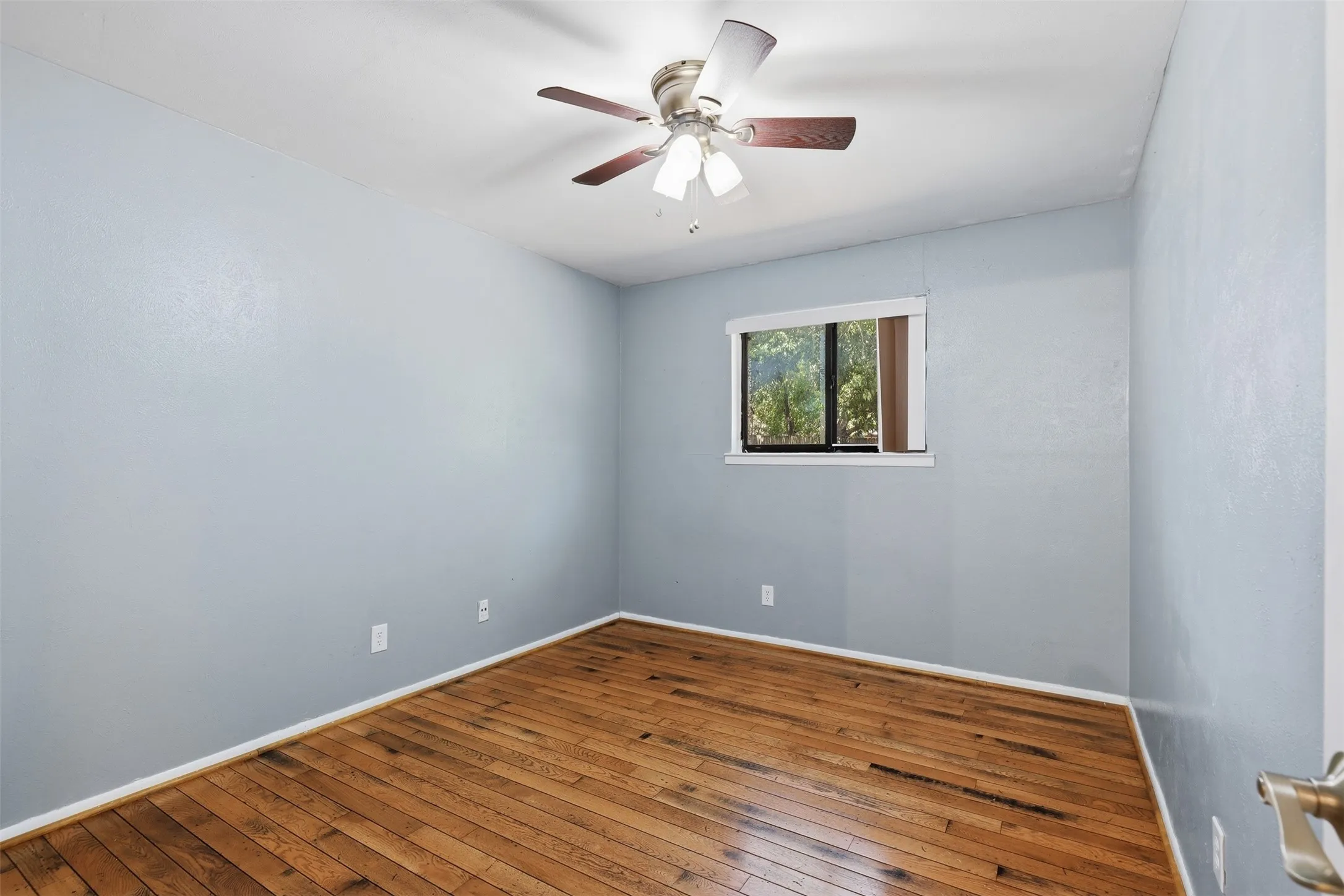 Single Family Residence For Sale in Johnson County , 1420 Laurel Lane, Cleburne, Texas 76033, 4 Bedroom, 3 Bathroom, Garage spaces, 1,724 Sqft, built in 1973, mls#21330888, Real Estate Agent in Cleburne, Homes For Sale in Johnson county, Homes For Sale in Cleburne, Realtor in Cleburne Texas, Real Estate Brokerage Independent Realty Texas, Luminita Cordes Realtor